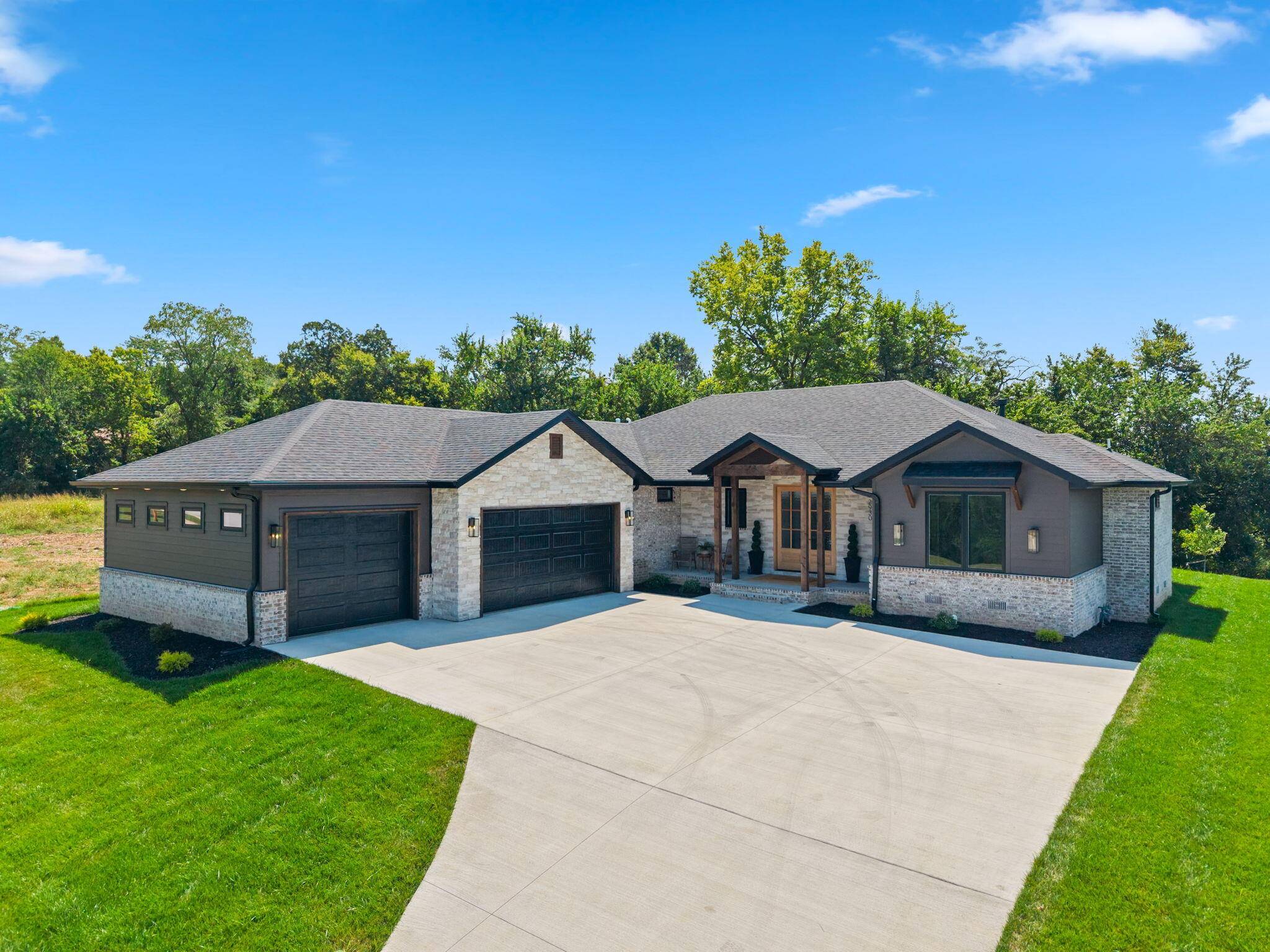 2930 E Kemmling LN, Springfield, MO 65804