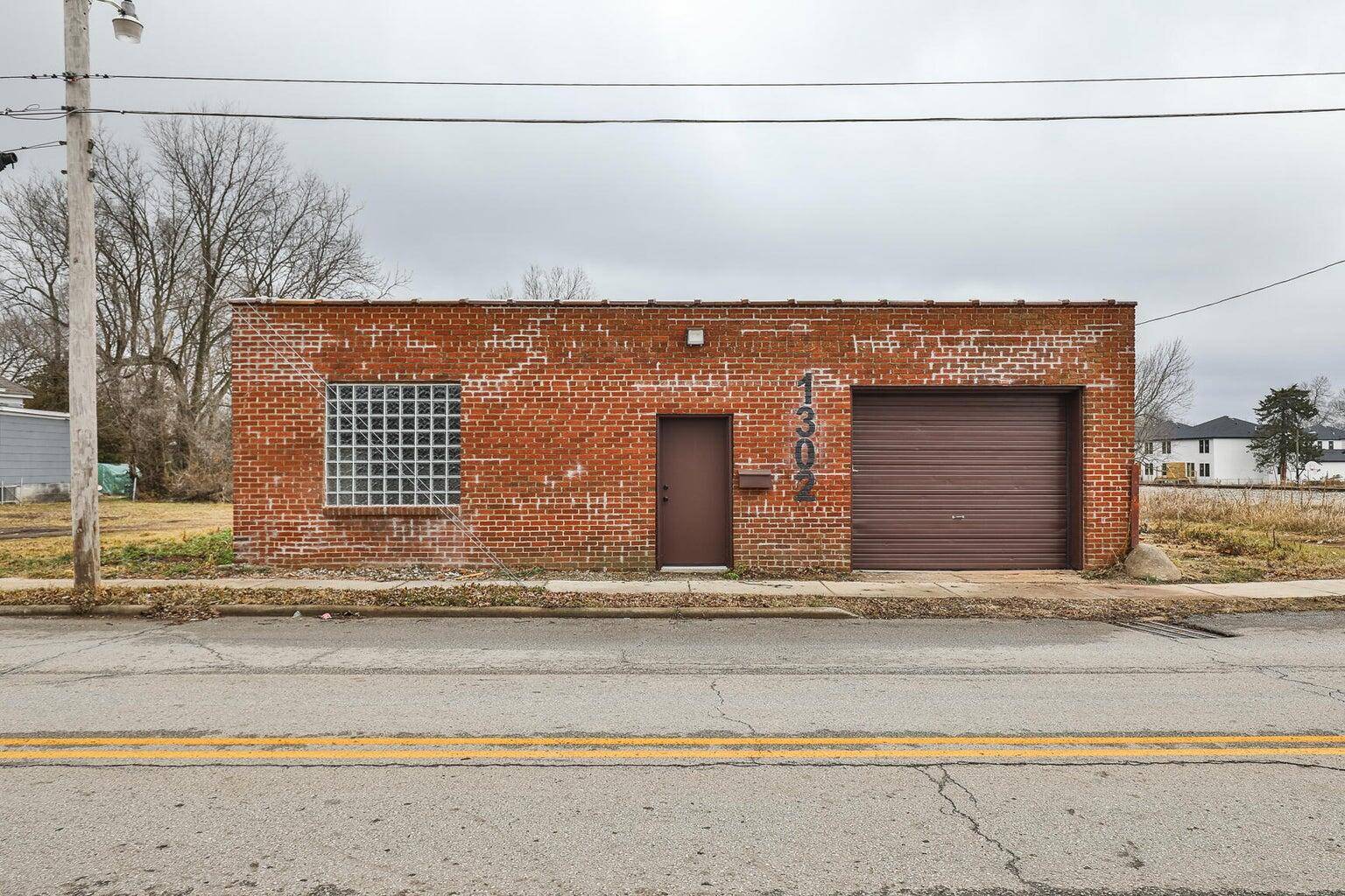 1302 E Blaine ST, Springfield, MO 65803