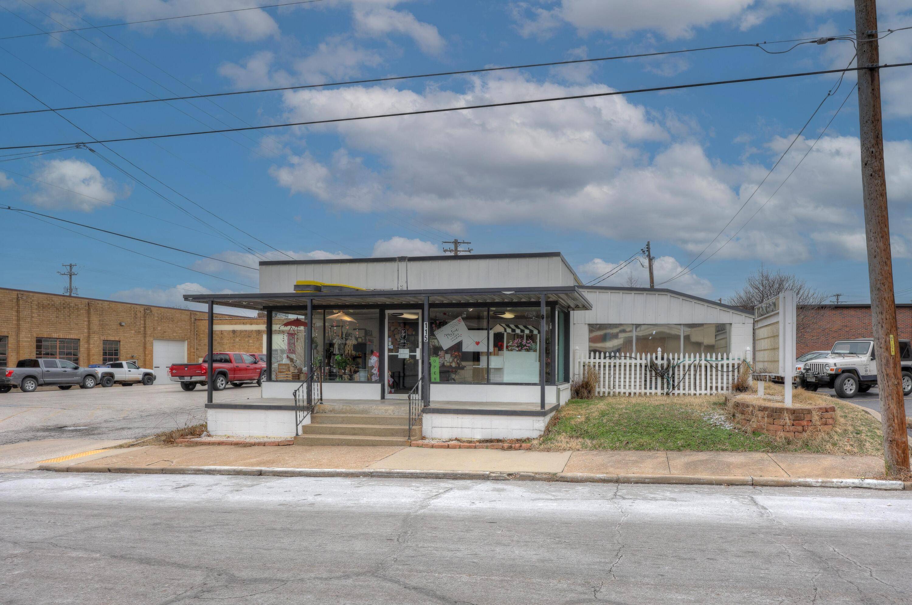 115 N College ST, Neosho, MO 64850