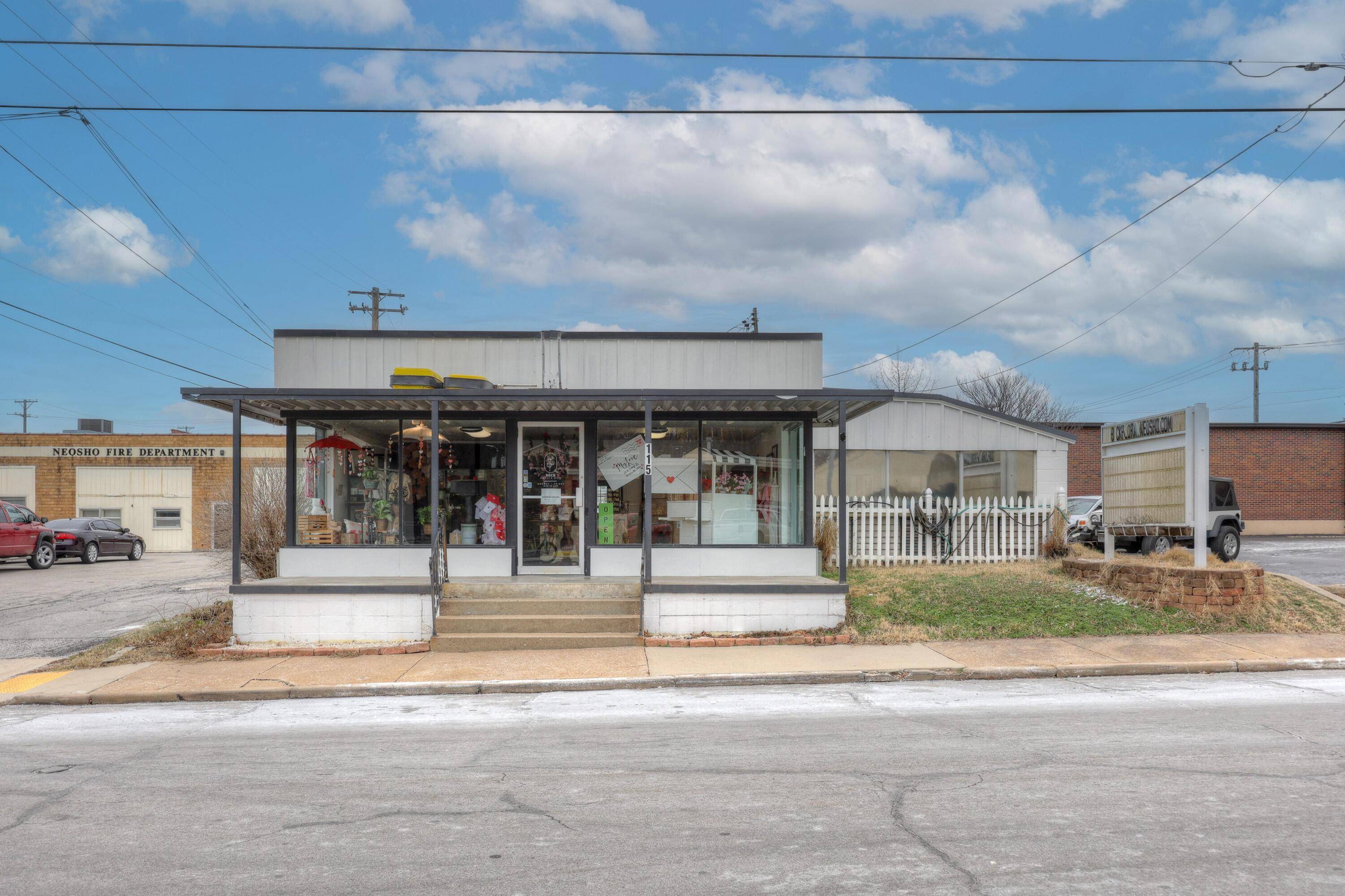 115 N College ST, Neosho, MO 64850
