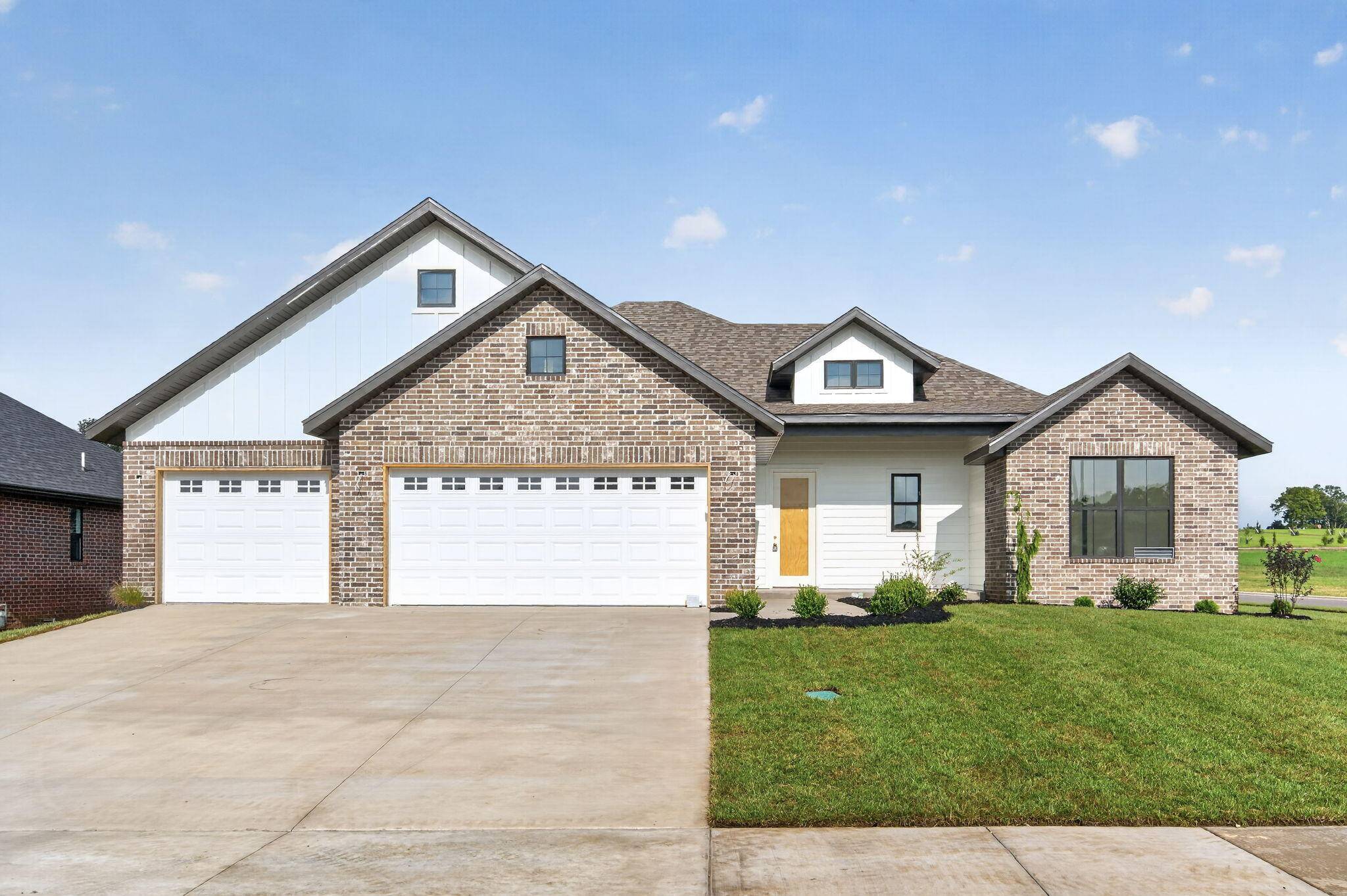 1601 S Crepe Myrtle LN, Springfield, MO 65809