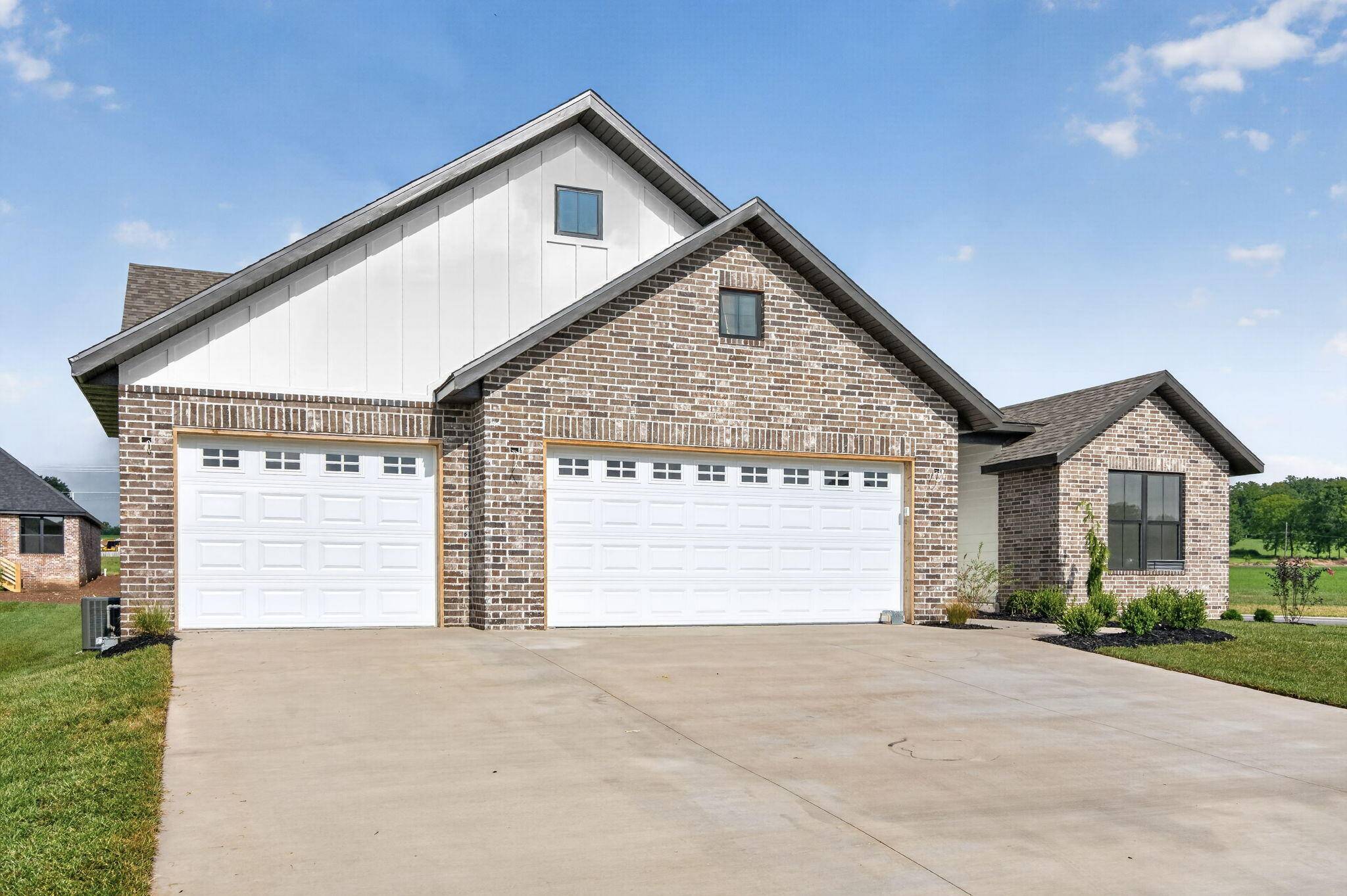 1601 S Crepe Myrtle LN, Springfield, MO 65809