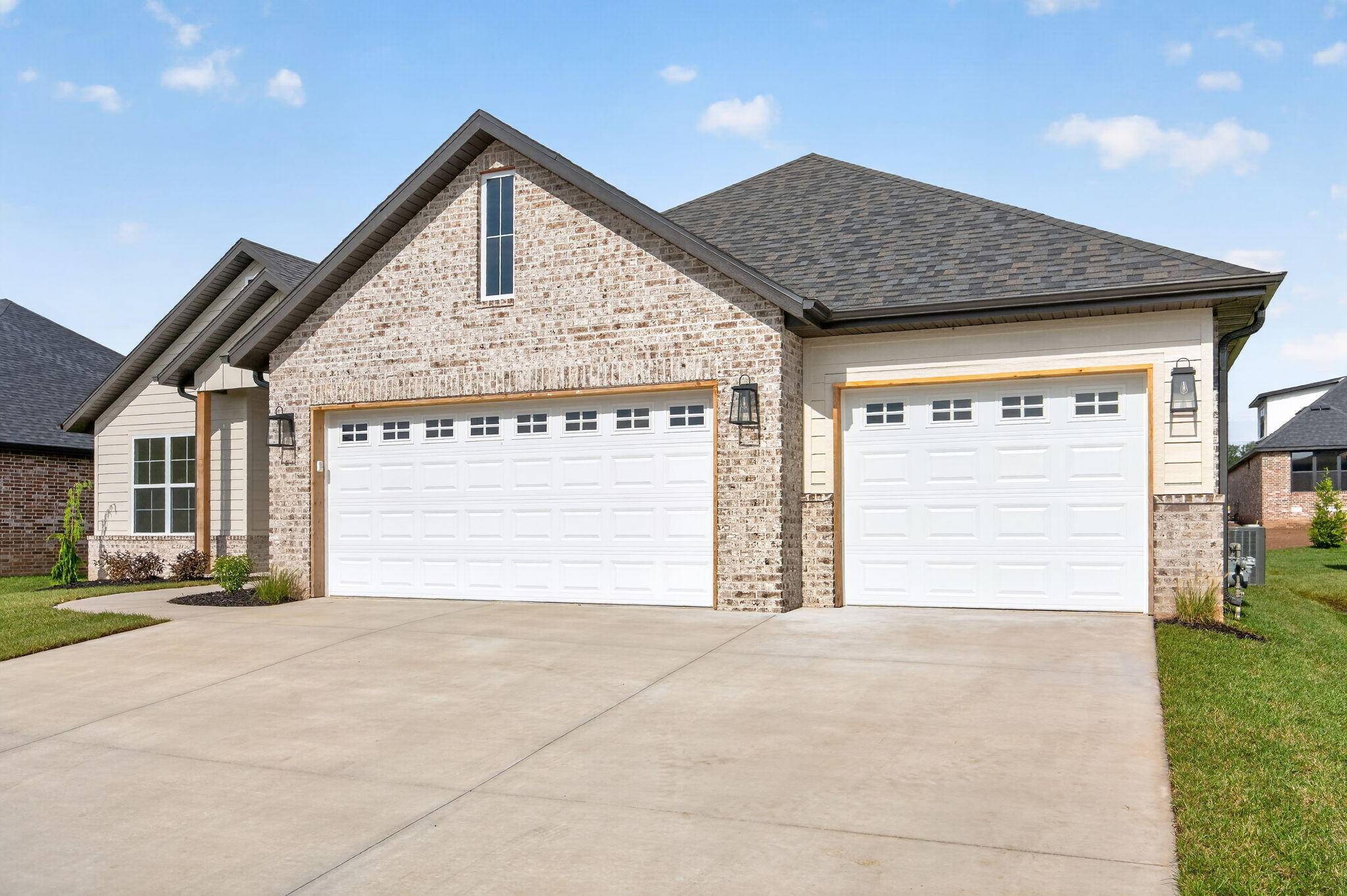 1627 S Crepe Myrtle LN, Springfield, MO 65809