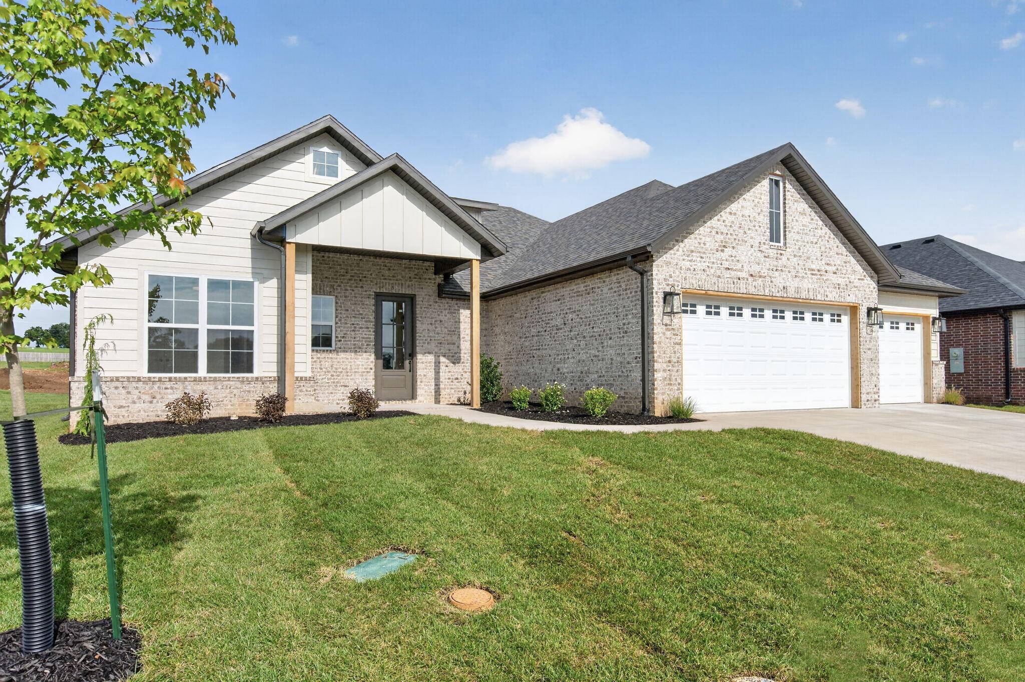1627 S Crepe Myrtle LN, Springfield, MO 65809