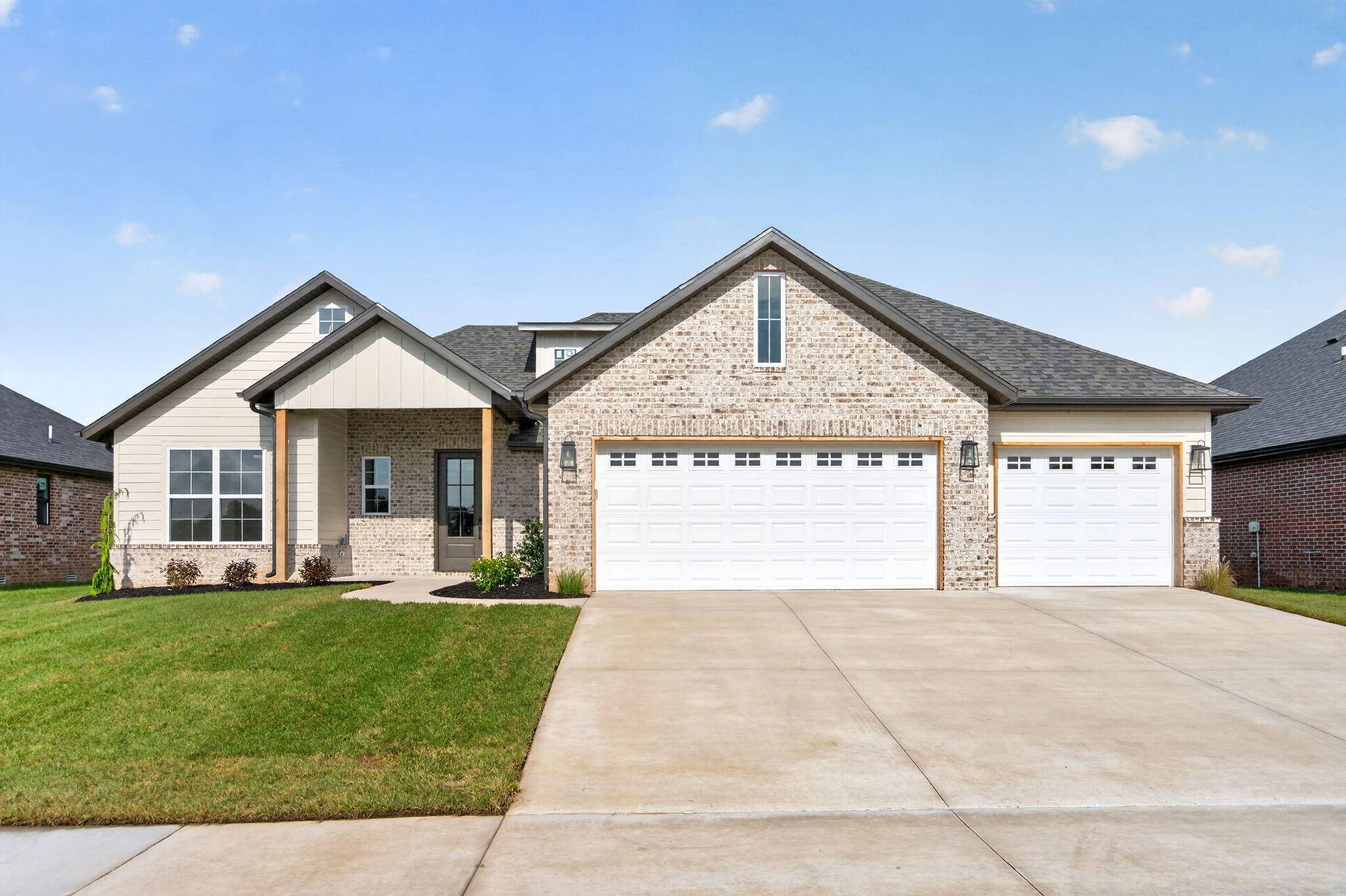1627 S Crepe Myrtle LN, Springfield, MO 65809