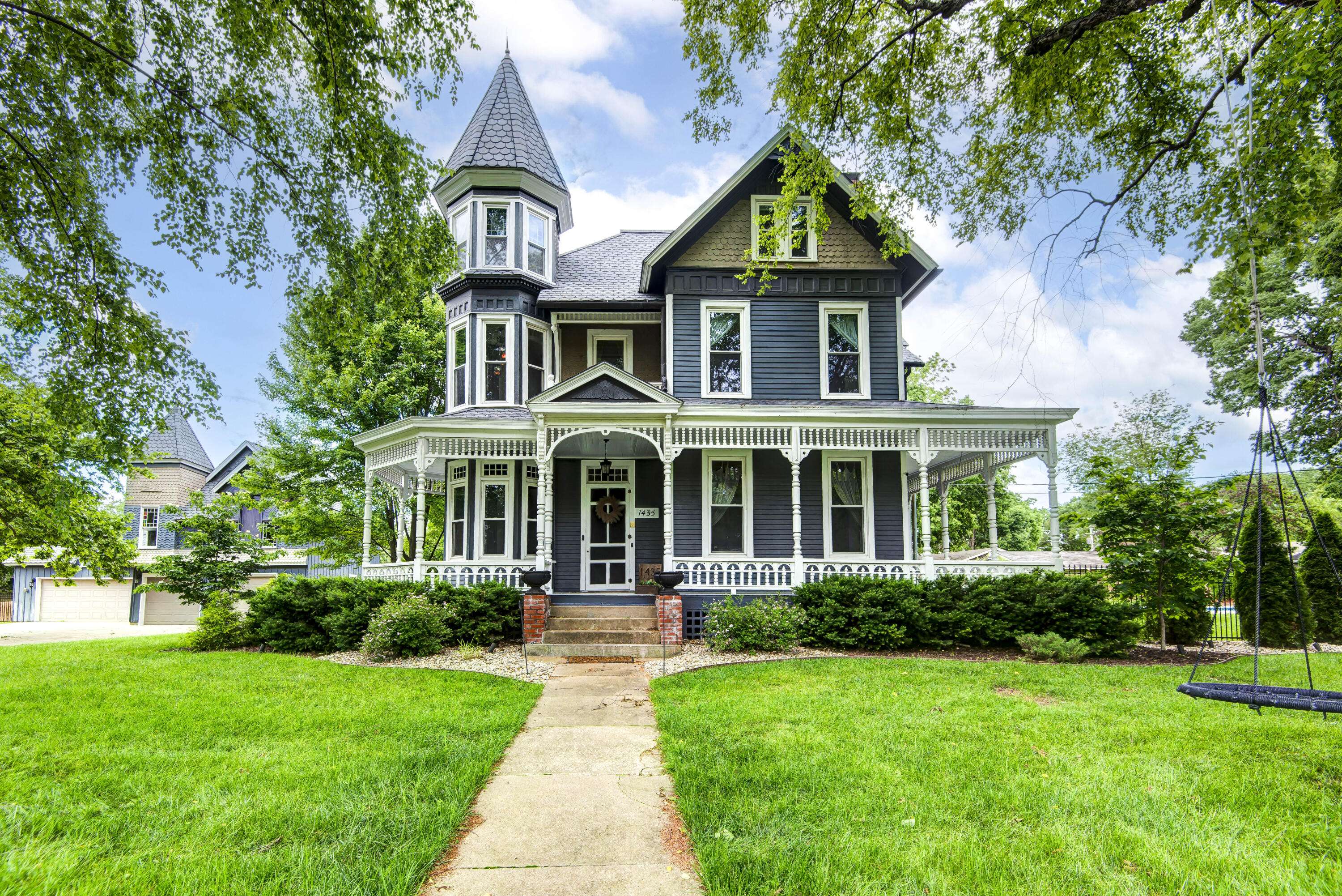 1435 E Walnut ST, Springfield, MO 65802