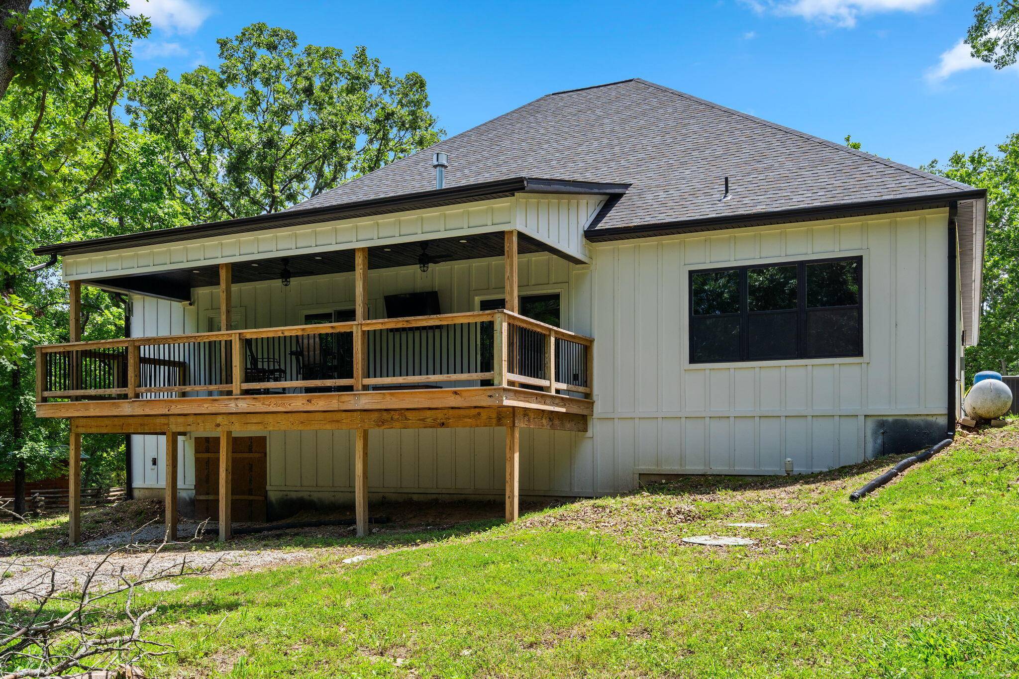 789 Breezy Point LN, Kimberling City, MO 65686