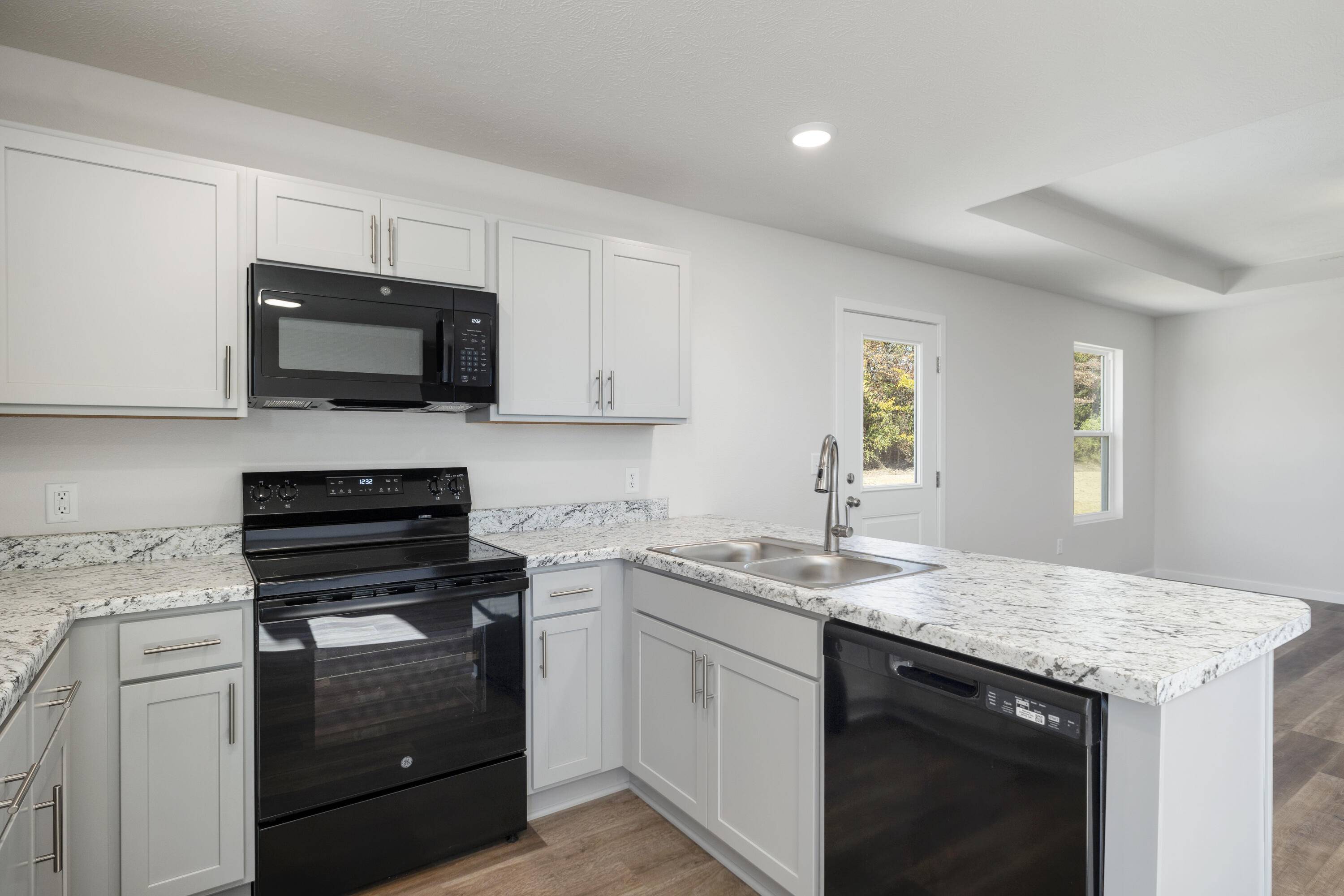 1696 Cash Dr DR, Mt Vernon, MO 65712