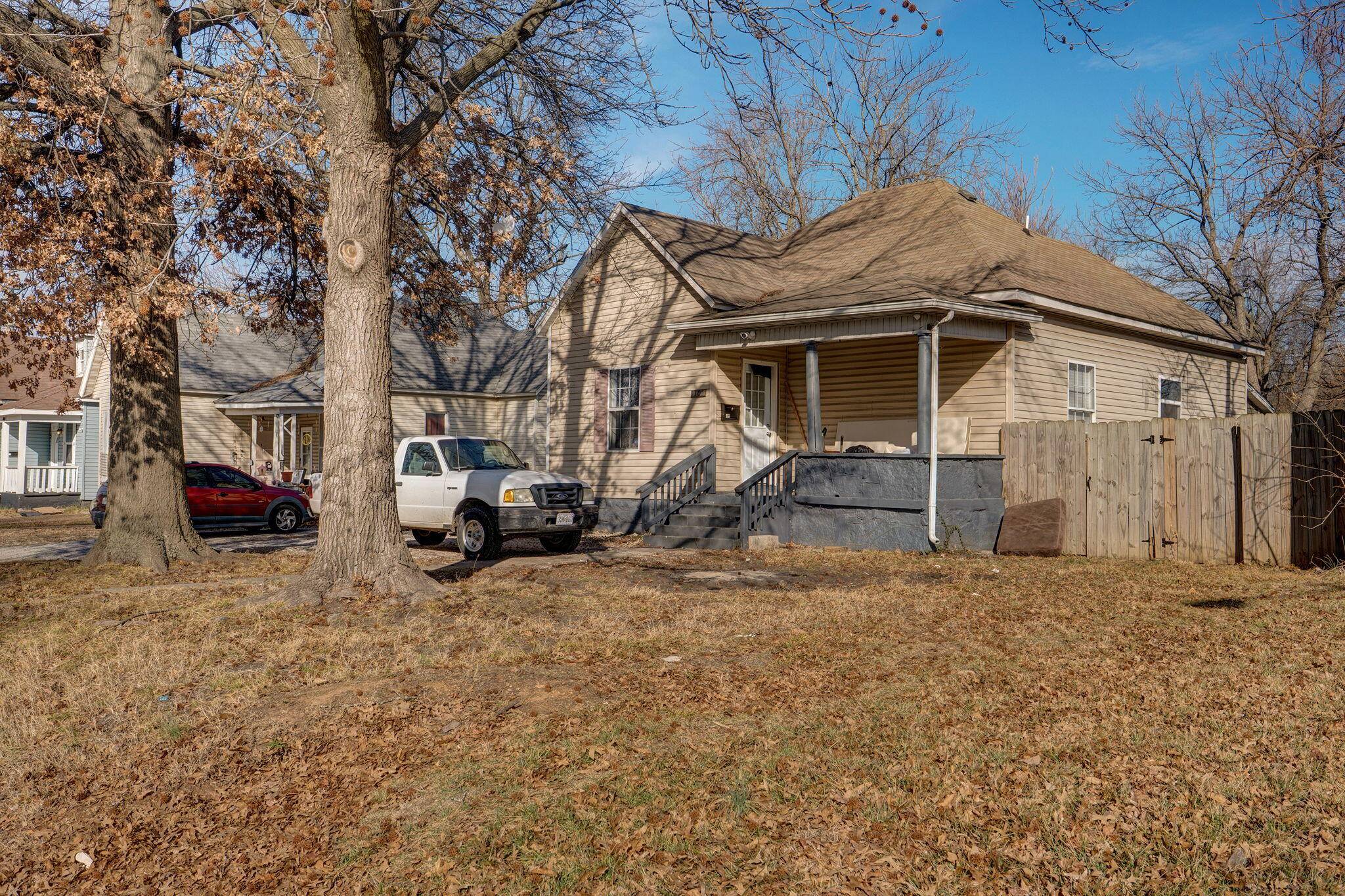 1105 W Division ST, Springfield, MO 65803