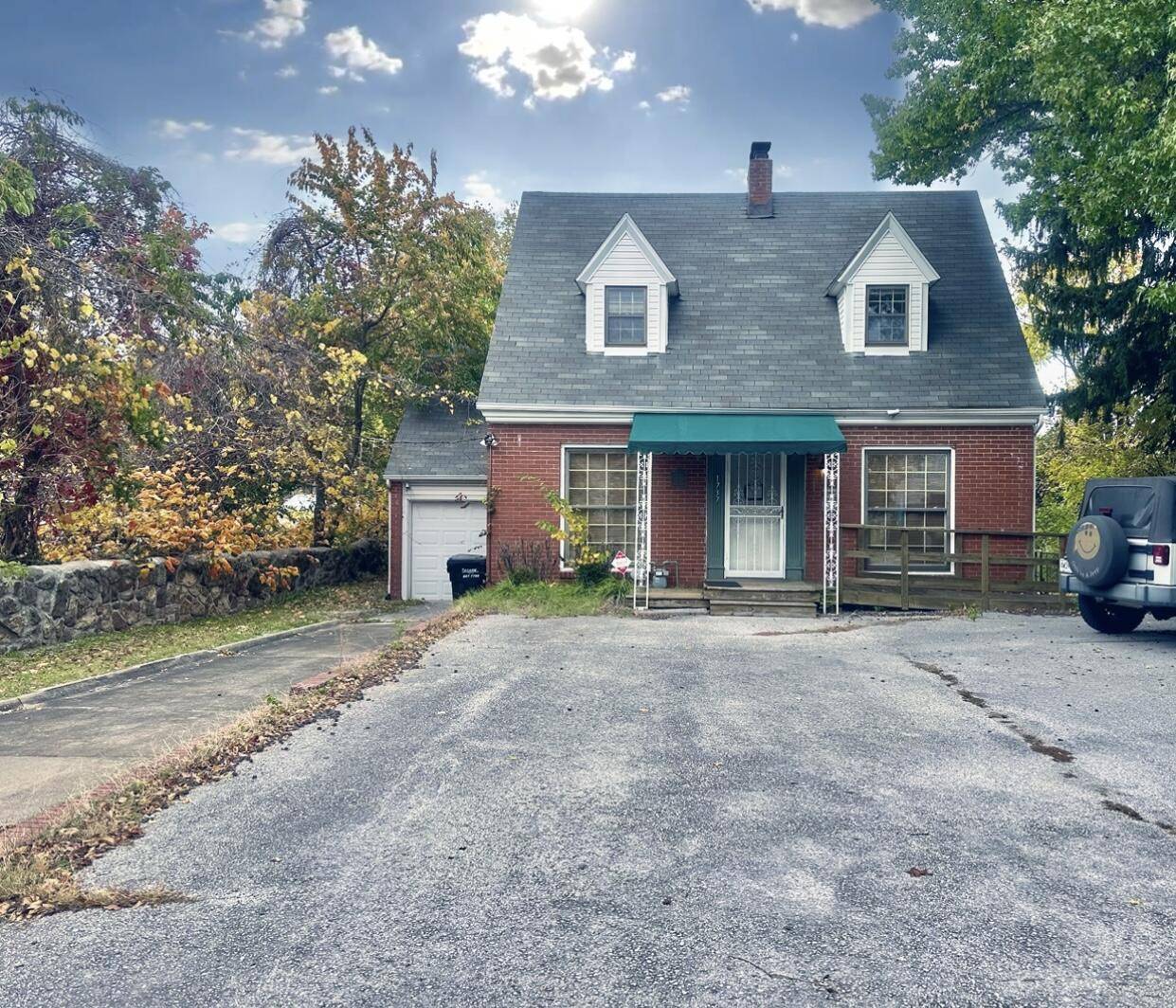 1737 E Walnut ST, Springfield, MO 65802