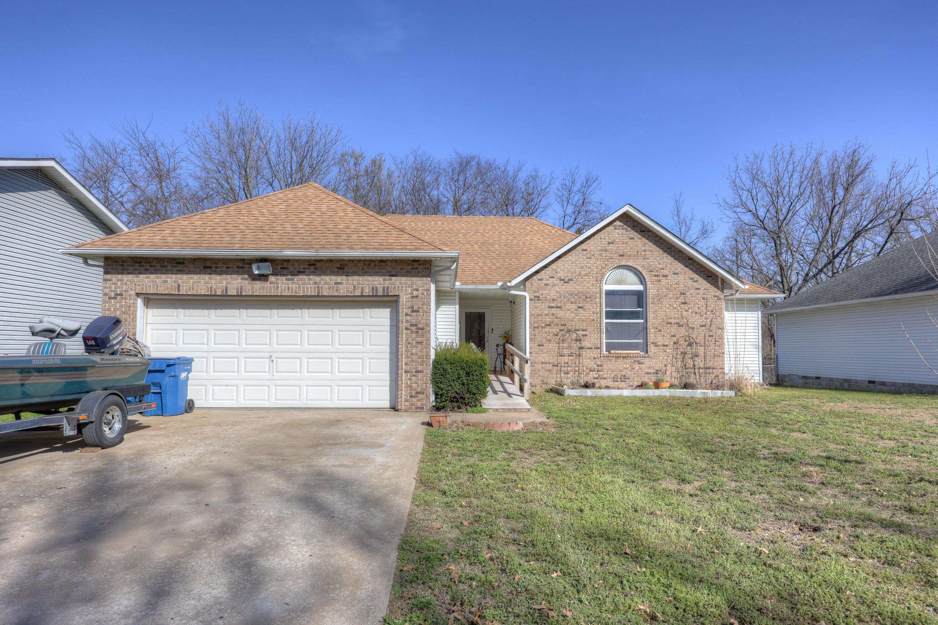 1206 Douglas CT, Carthage, MO 64836