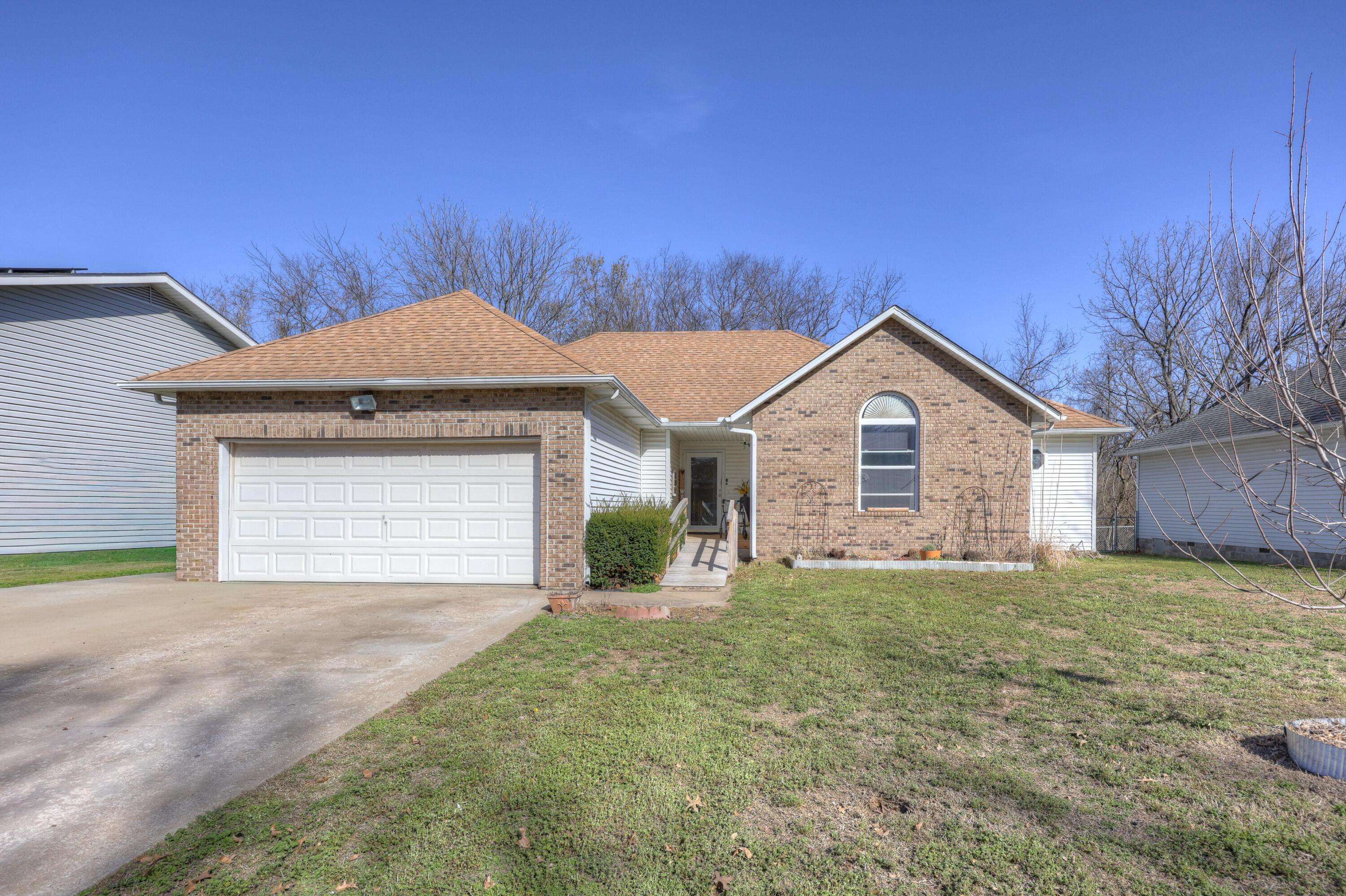1206 Douglas CT, Carthage, MO 64836