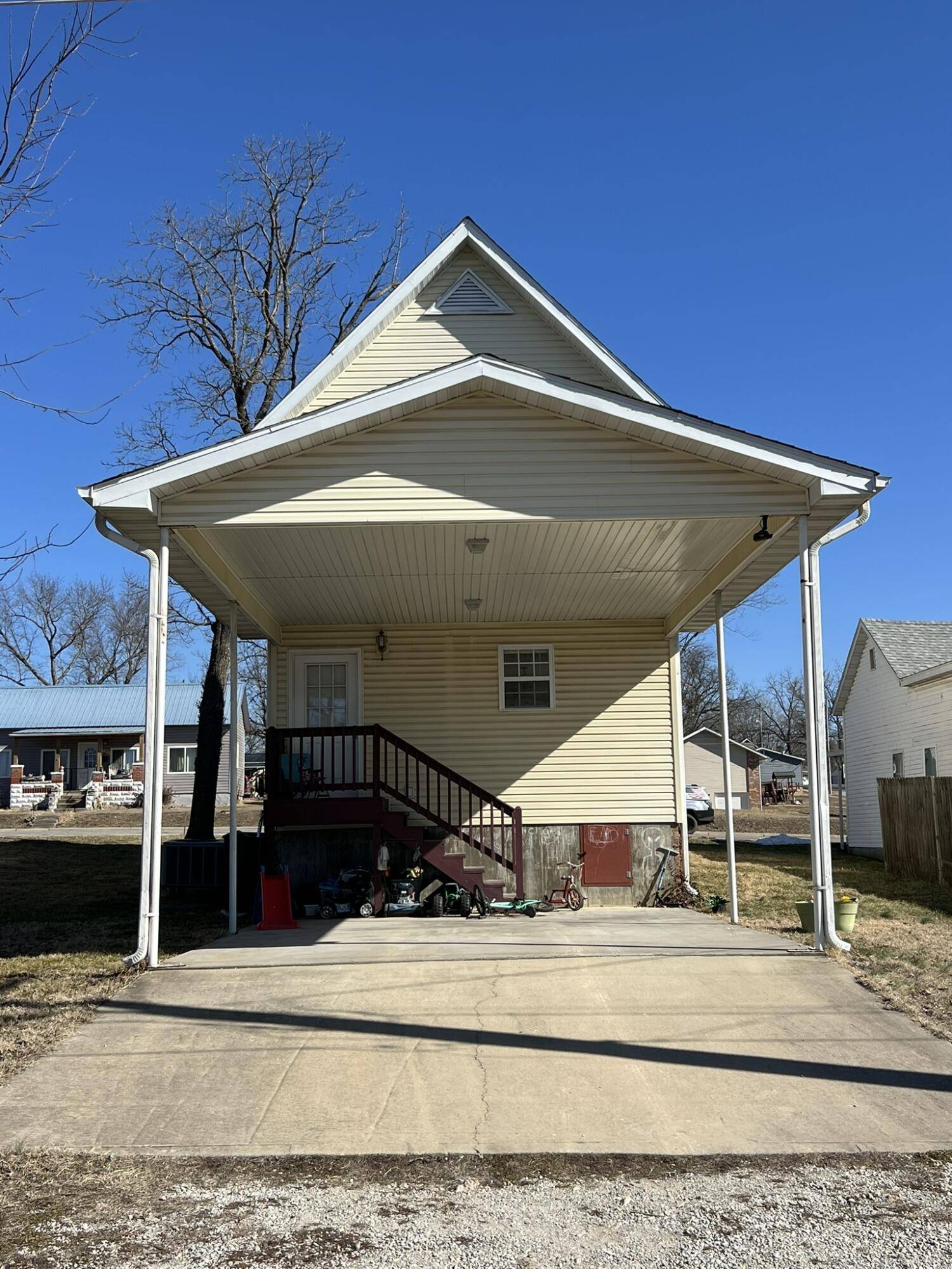 208 W 3rd ST, Willow Springs, MO 65793