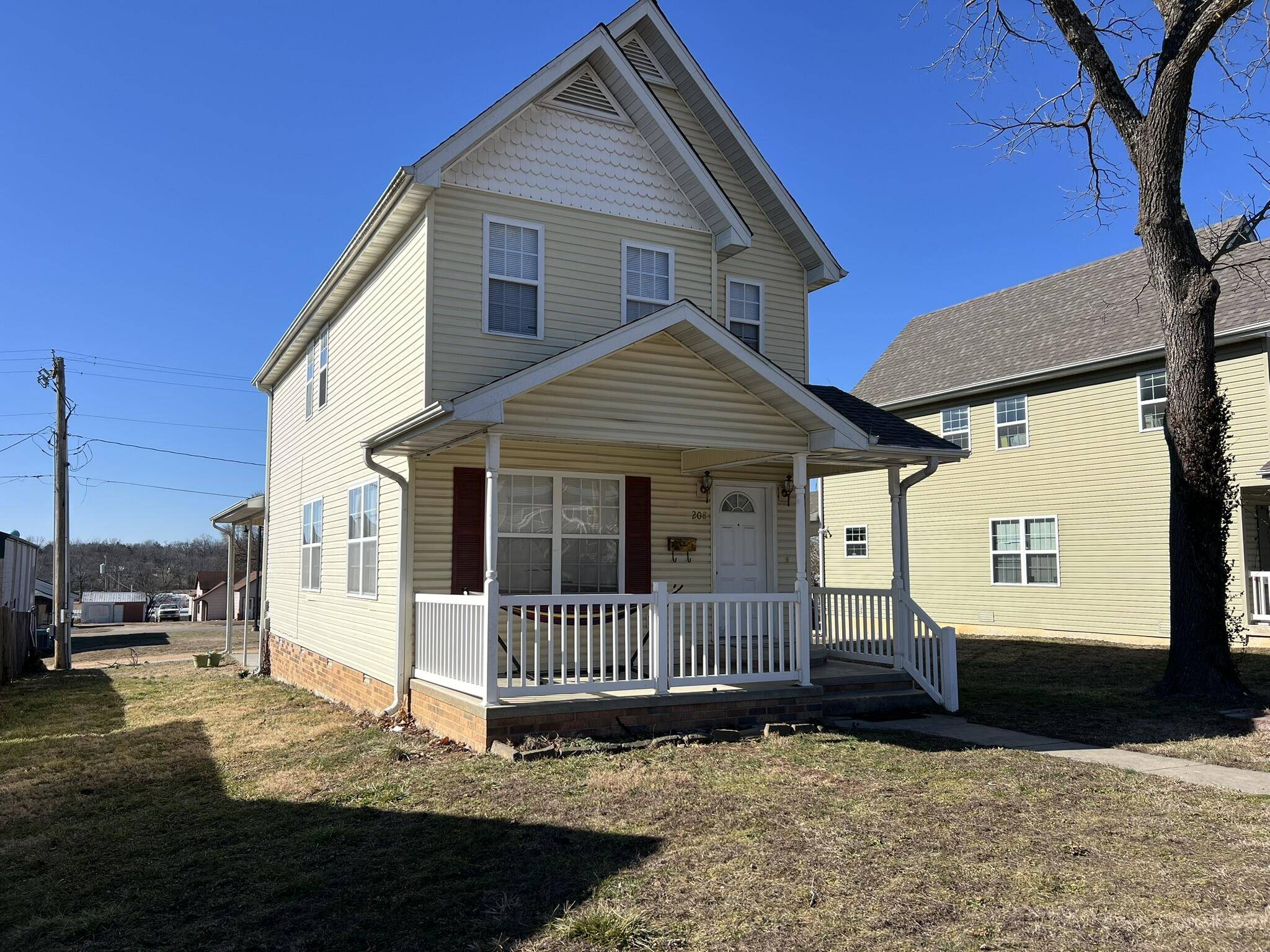 208 W 3rd ST, Willow Springs, MO 65793