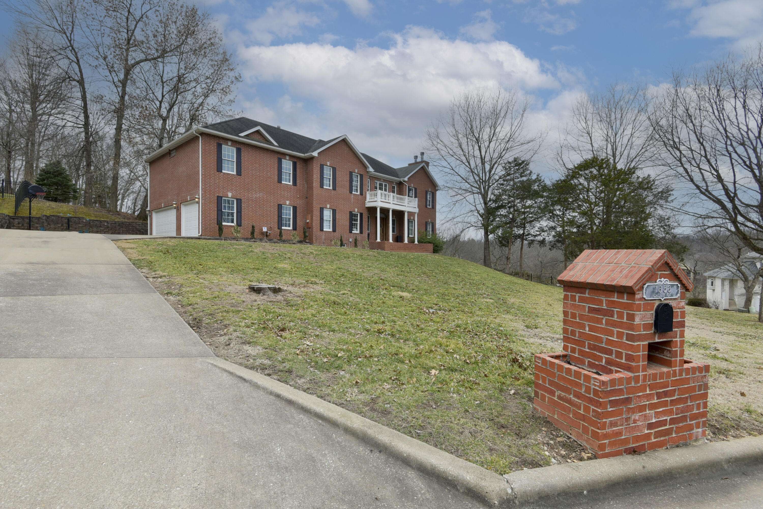 1658 W Caleb CT, Springfield, MO 65810