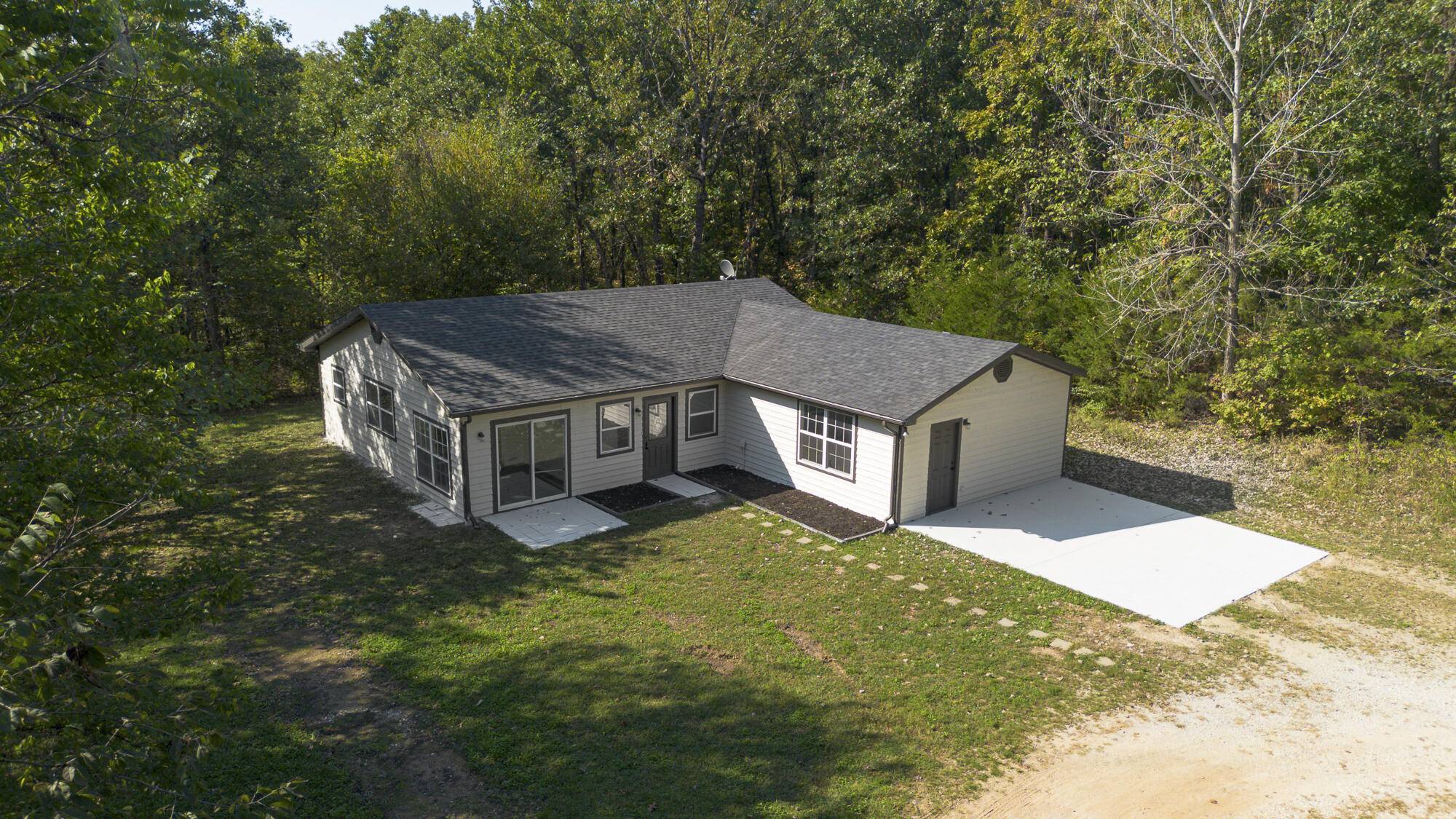 3820 N Royal Mountain LN, Bolivar, MO 65613