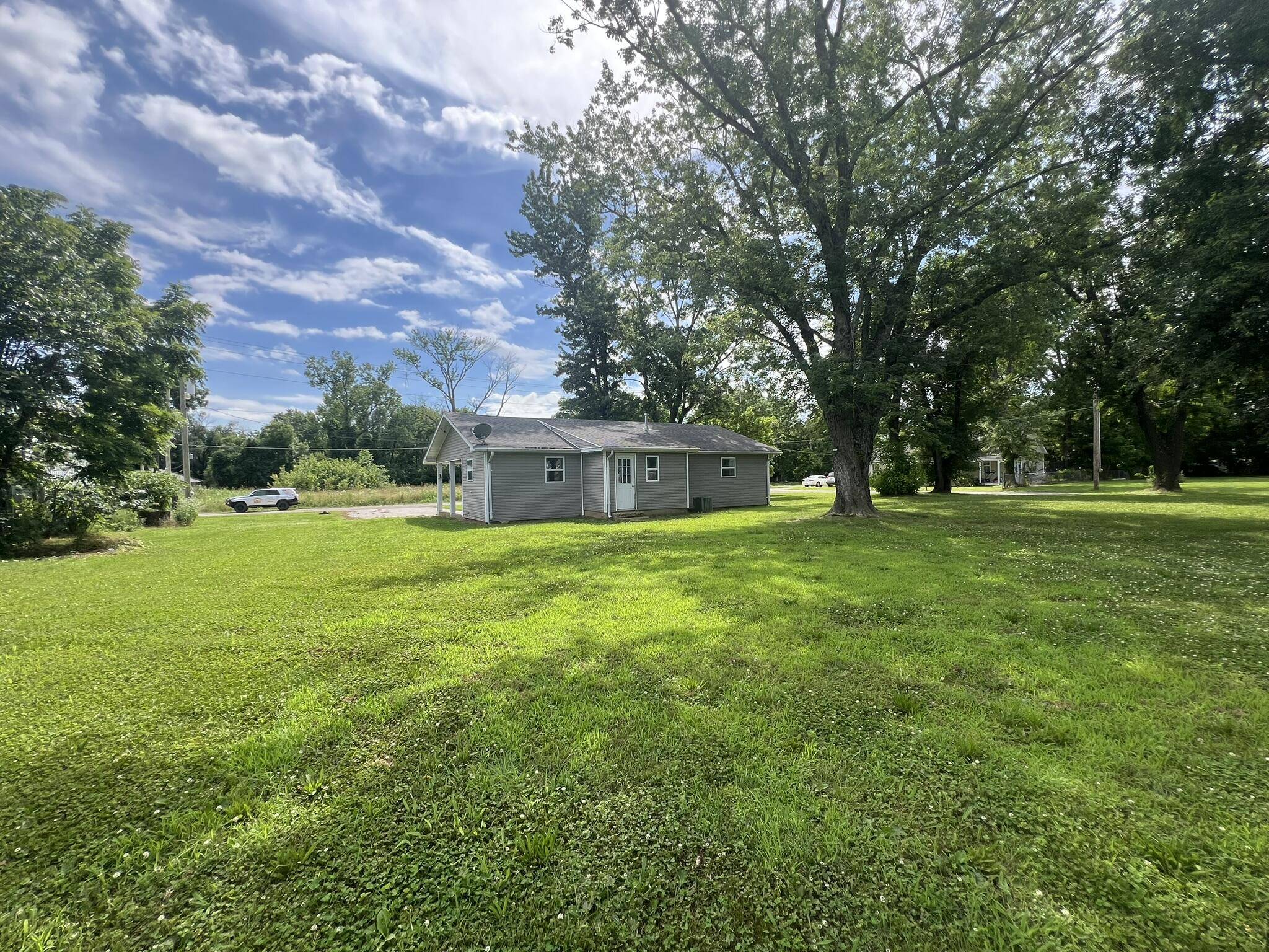 103 E Valley ST, Willow Springs, MO 65793