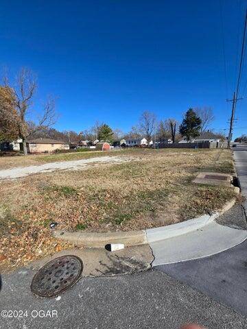 2009 E 4th ST, Joplin, MO 64801