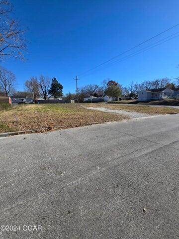 2009 E 4th ST, Joplin, MO 64801
