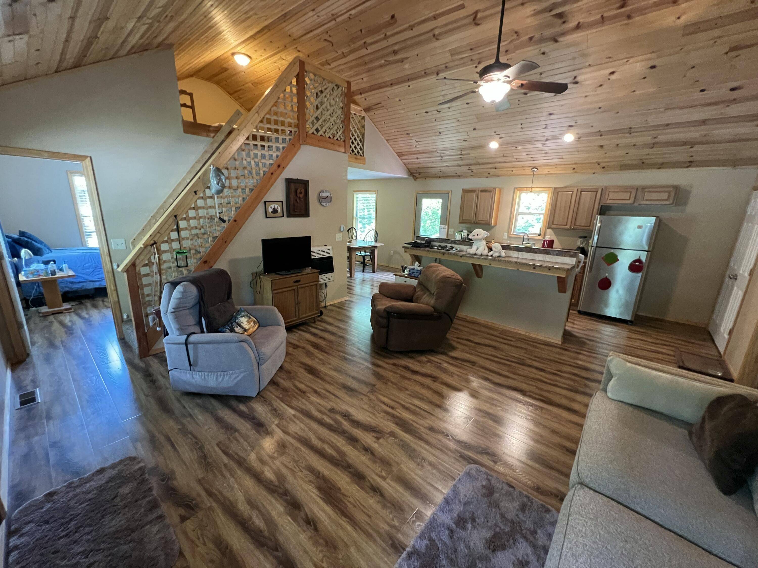 941 Peace In The Valley RD, Blue Eye, MO 65611