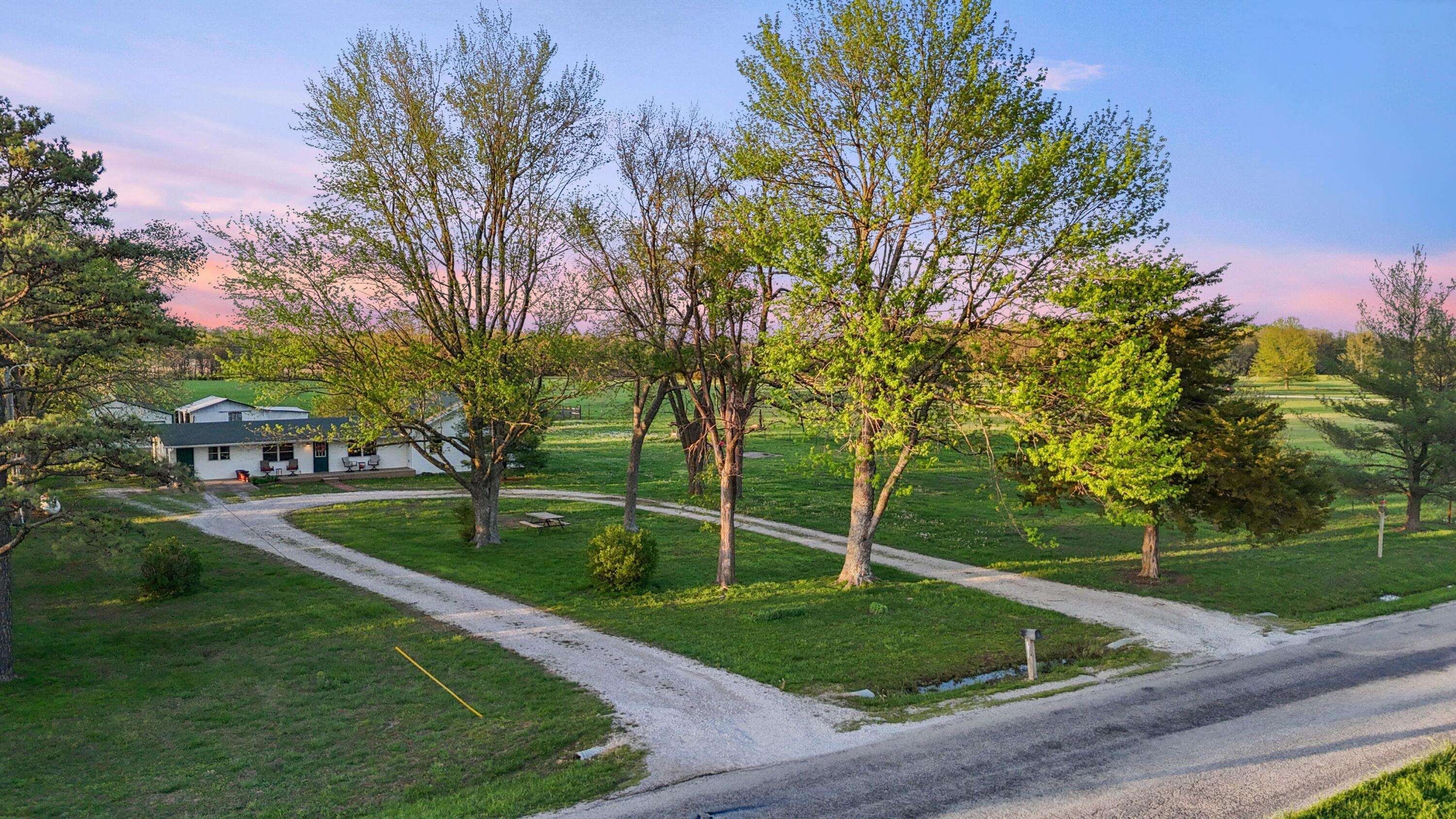 9125 Farm Road 2140, Cassville, MO 65625