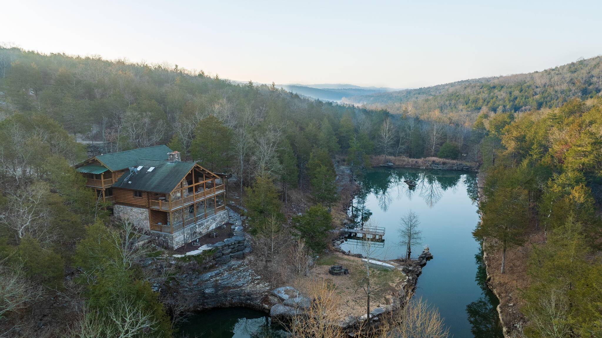 863 Collins LN, Galena, MO 65656
