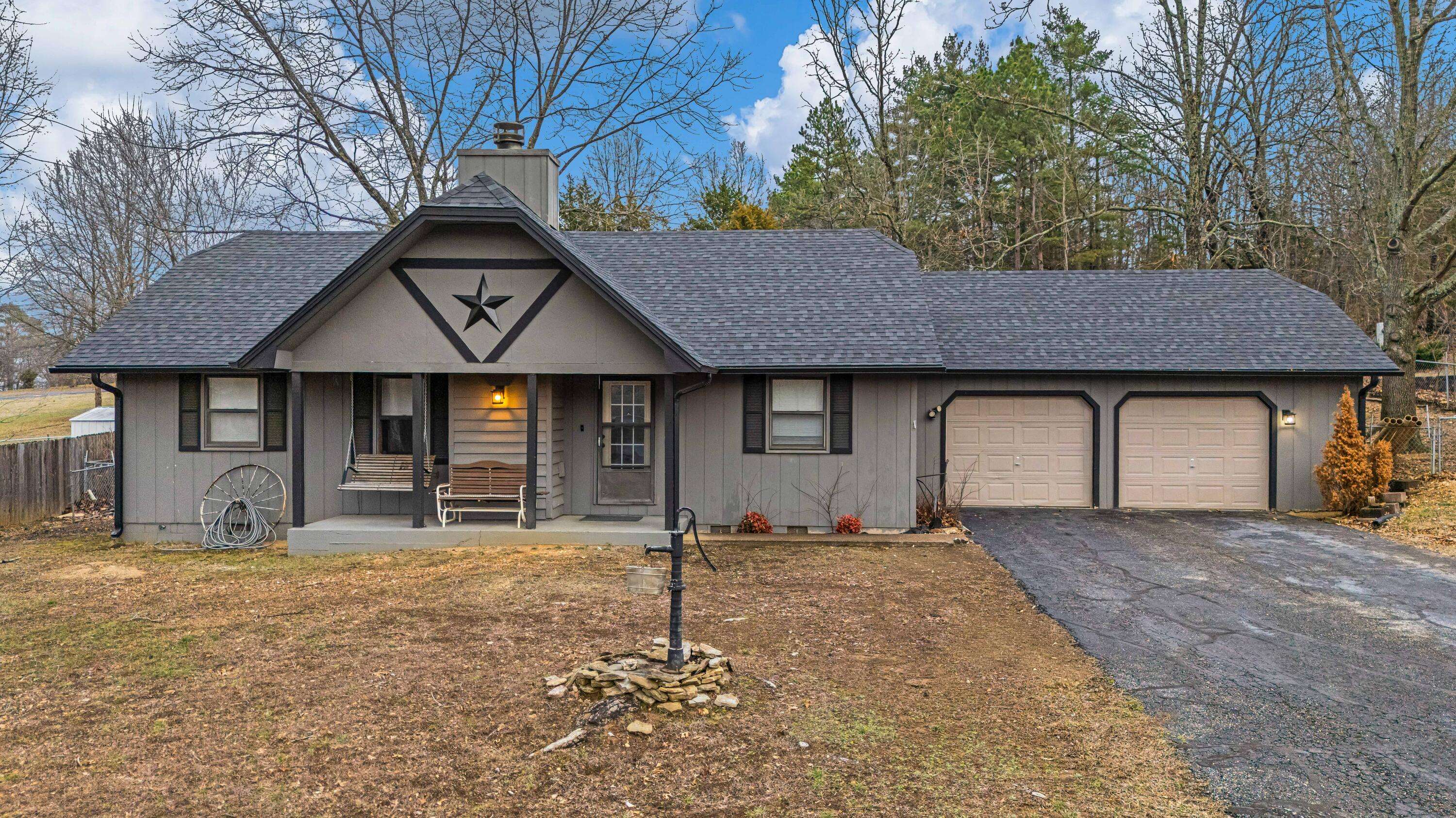 704 E Pamela DR, West Plains, MO 65775