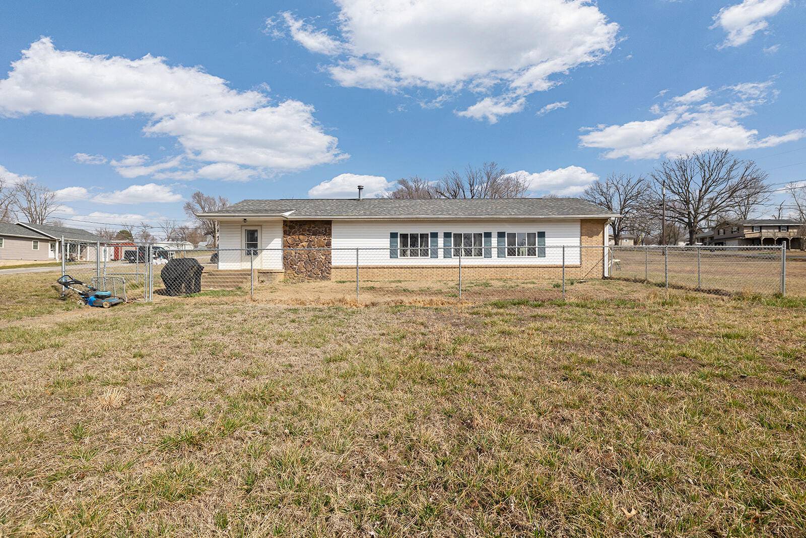 1302 Valley AVE, Ava, MO 65608