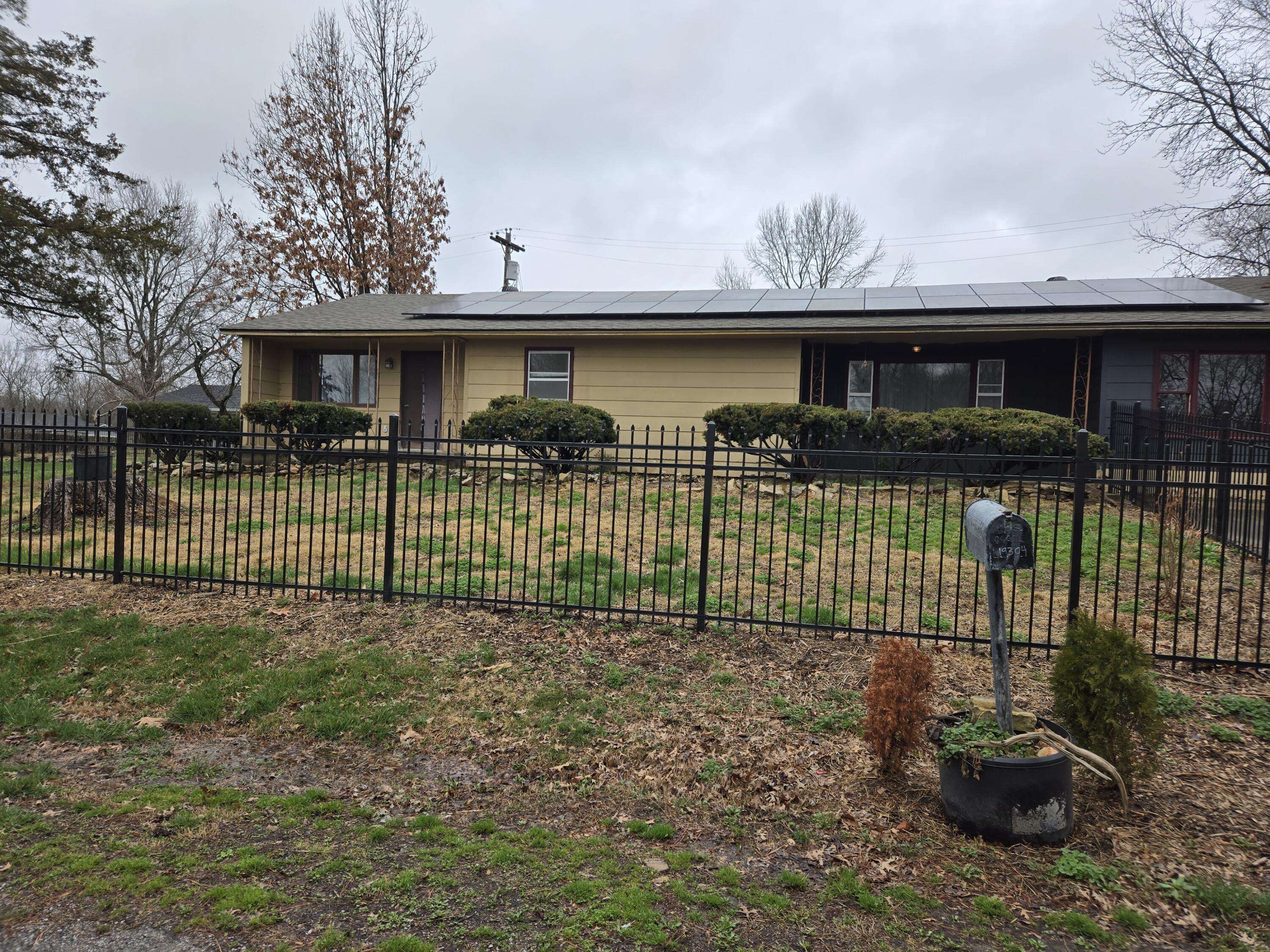 19304 Hillcrest LN, Cassville, MO 65625