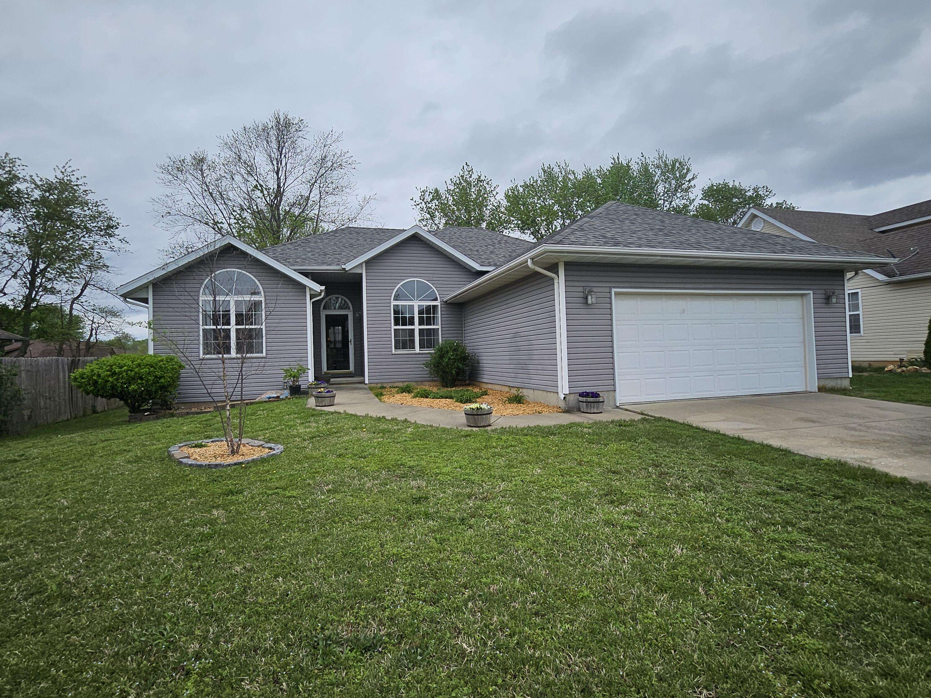 102 Kingsley DR, Monett, MO 65708