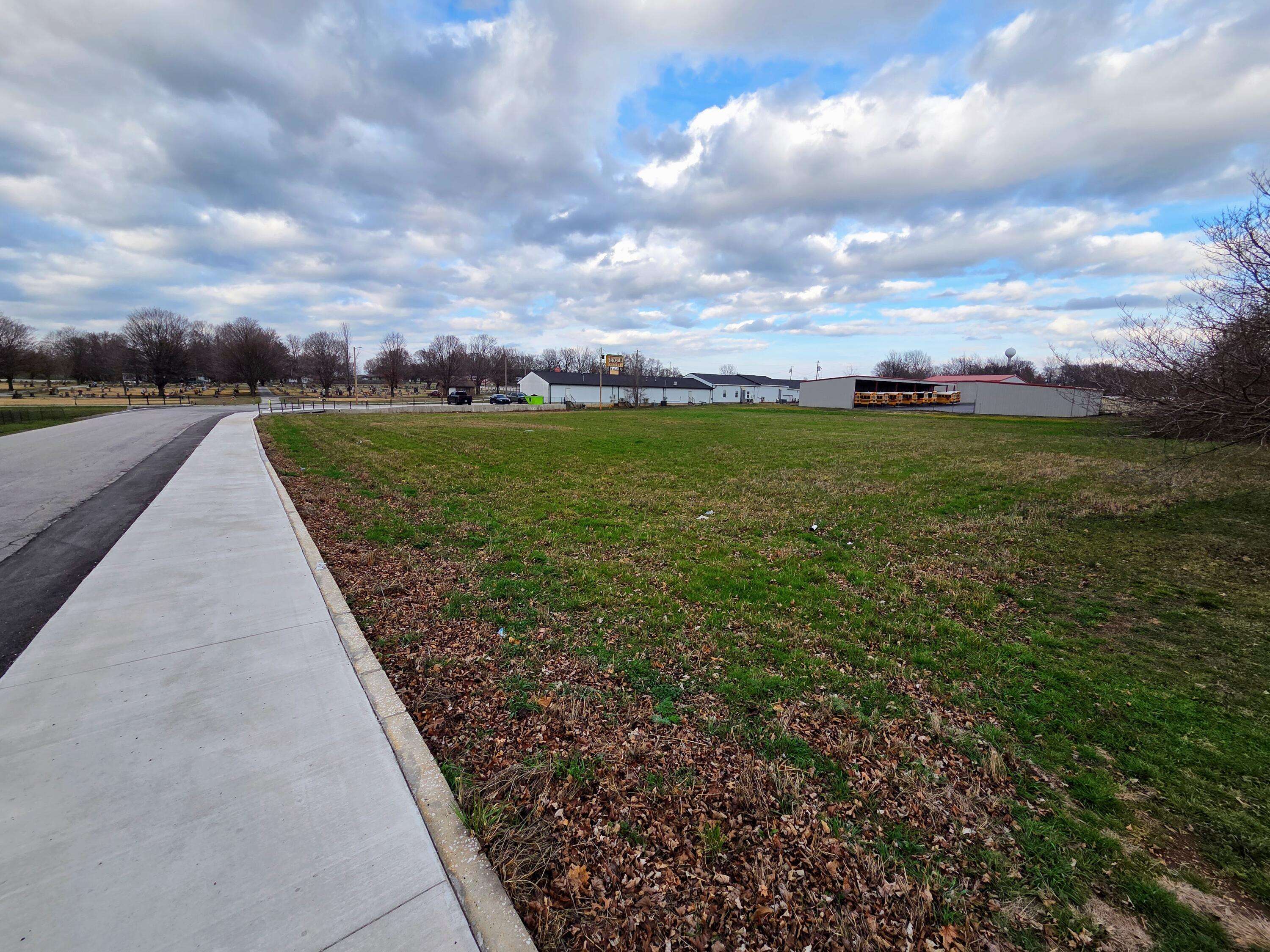 000 Maple LN, Ash Grove, MO 65604