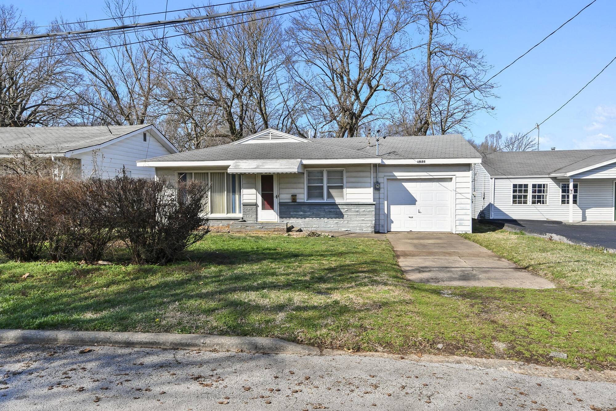1825 S Weaver AVE, Springfield, MO 65807