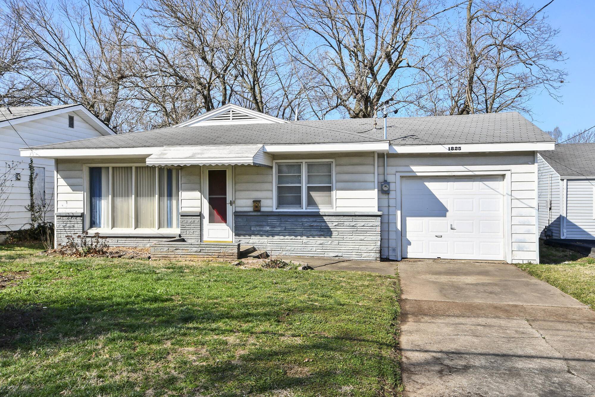 1825 S Weaver AVE, Springfield, MO 65807