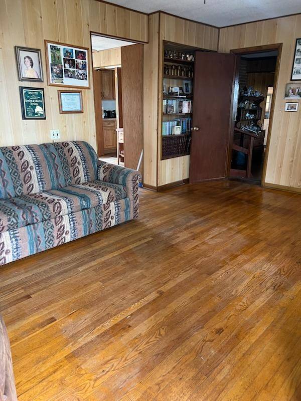 8103 County Road 455, Birch Tree, MO 65438