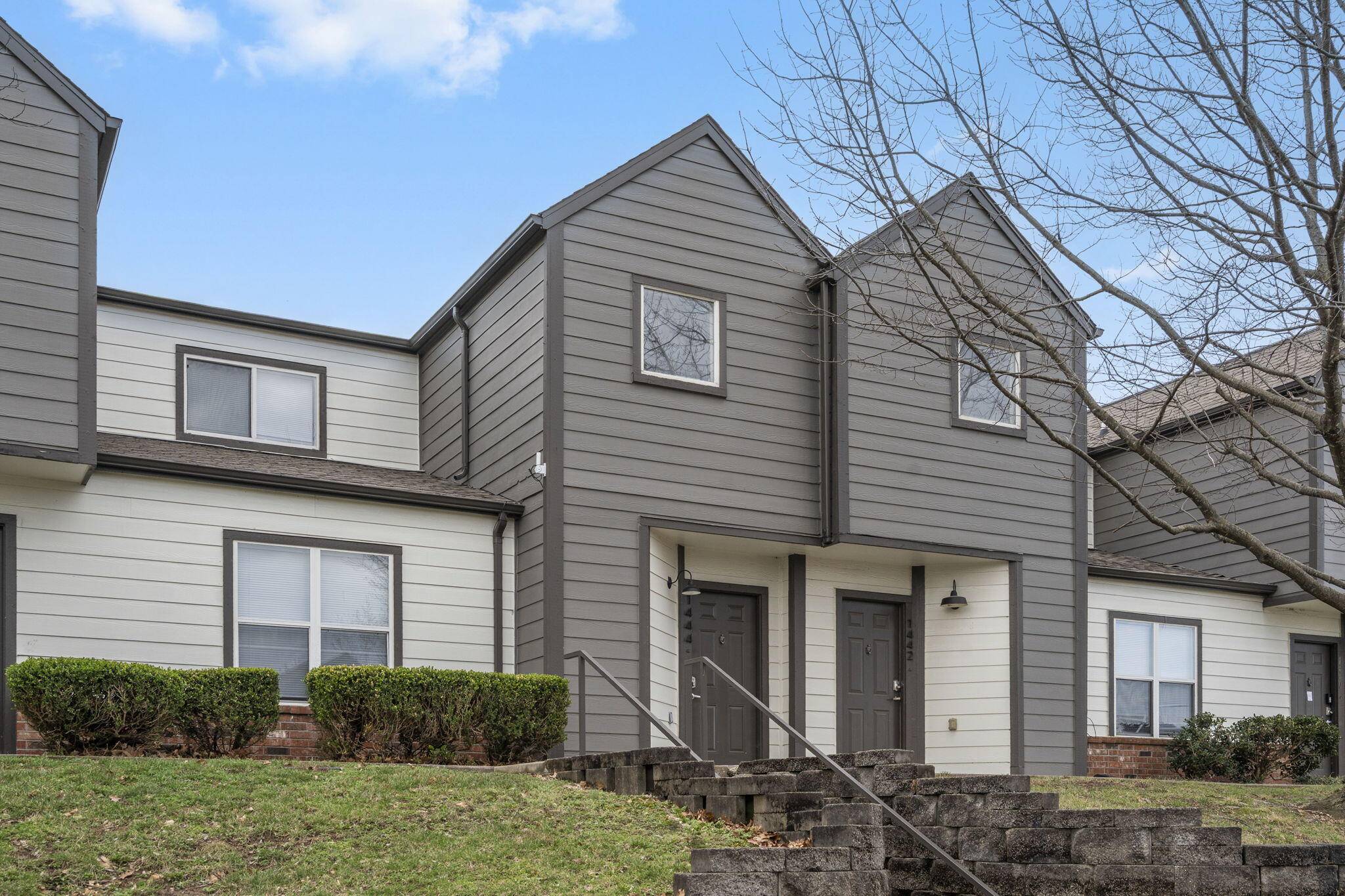 1447 E Oakwood LN, Springfield, MO 65803