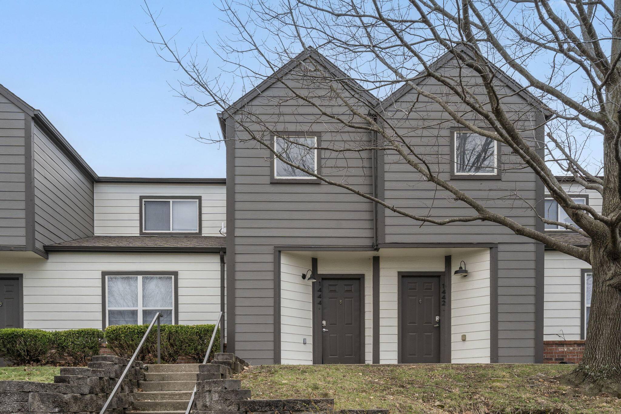 1447 E Oakwood LN, Springfield, MO 65803