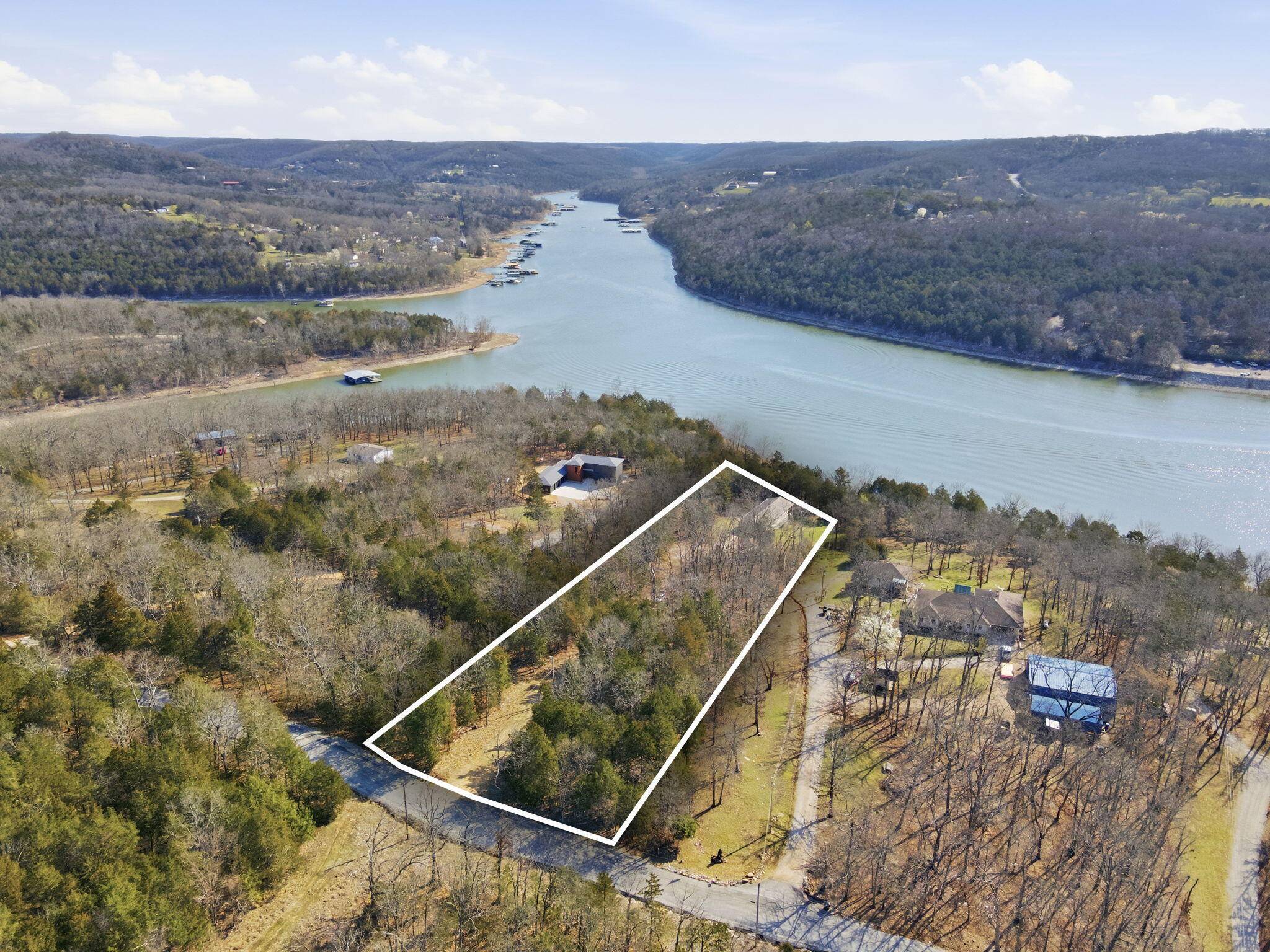 942 Lake Forest DR, Galena, MO 65656