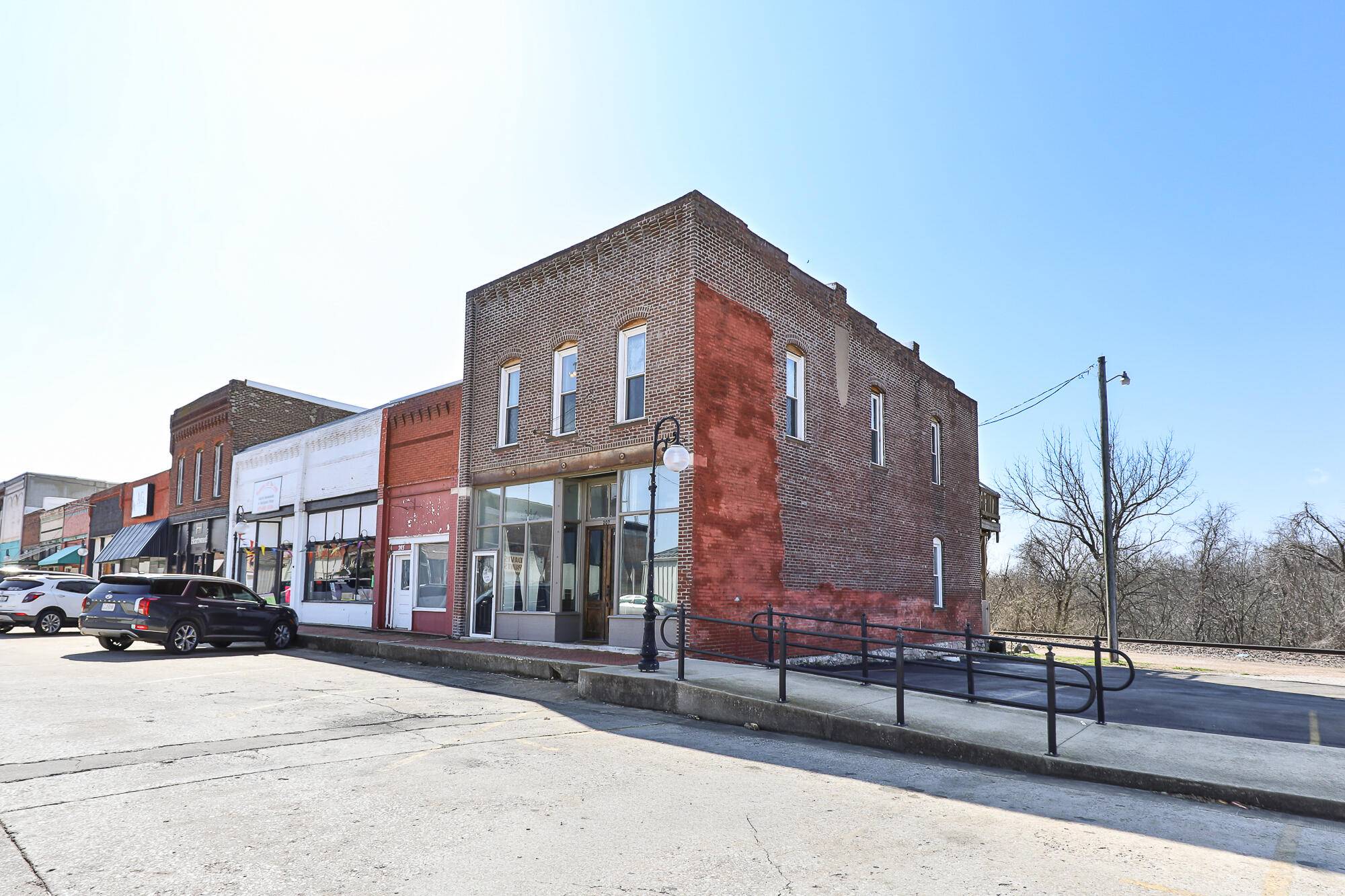 207 W Main ST, Ash Grove, MO 65604