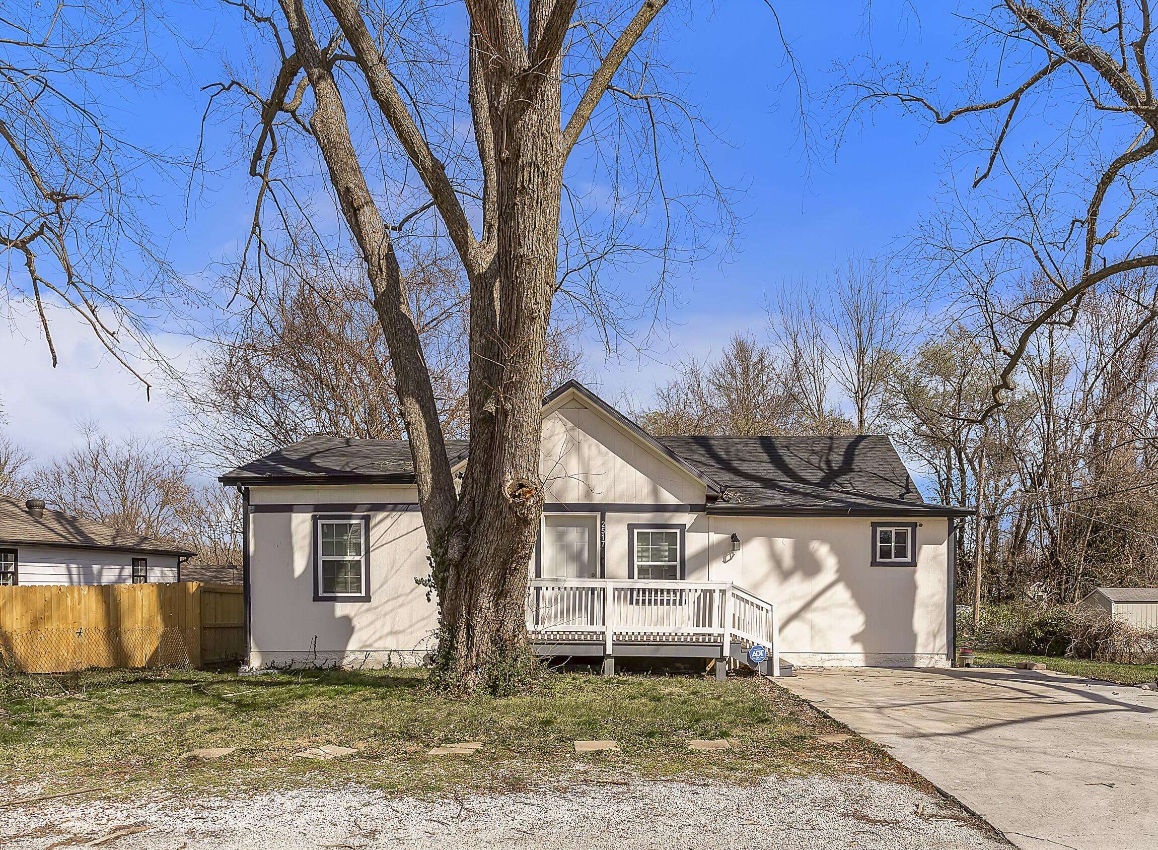 2517 W Phelps ST, Springfield, MO 65802