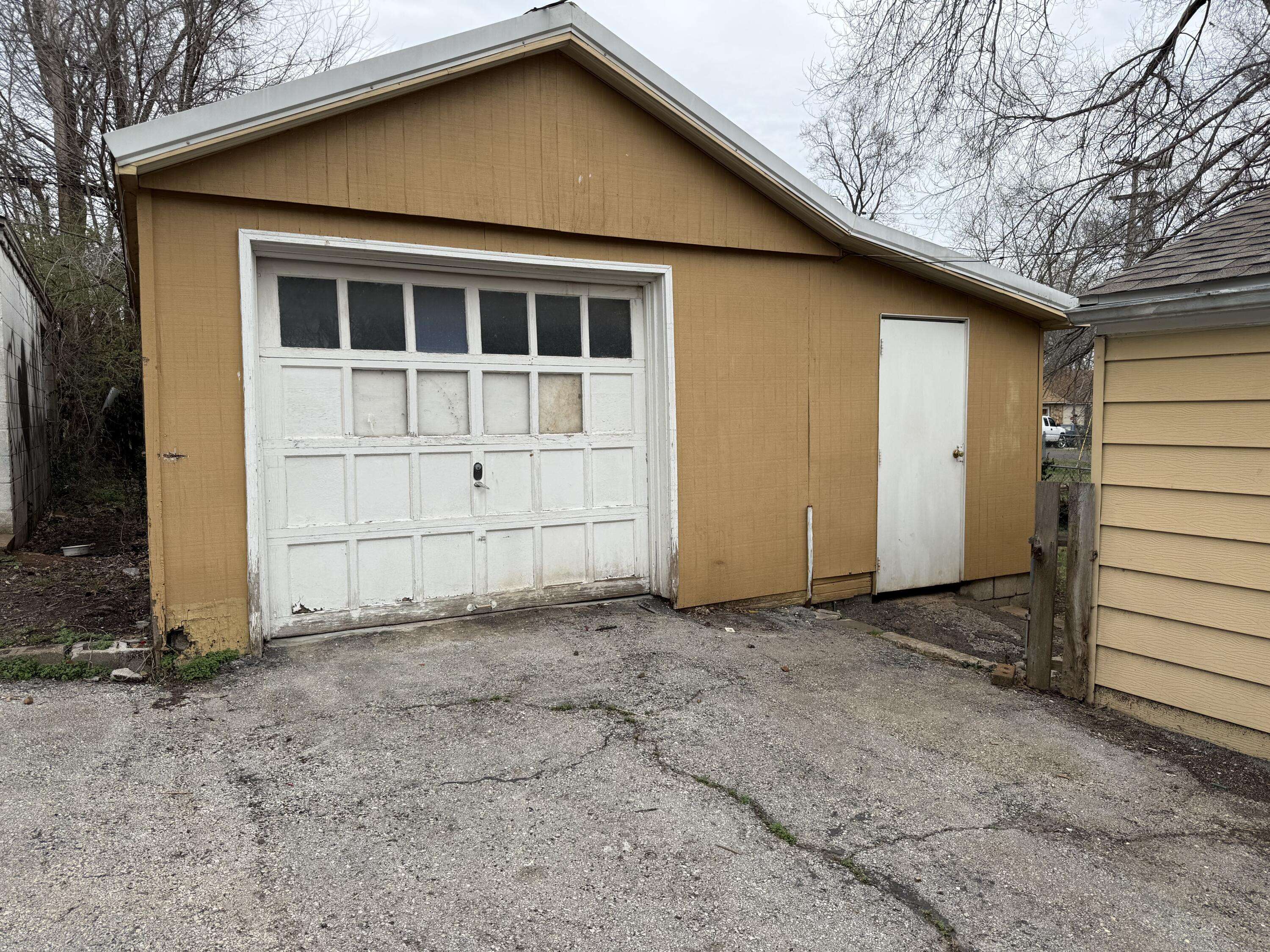 2805 W Olive ST, Springfield, MO 65802