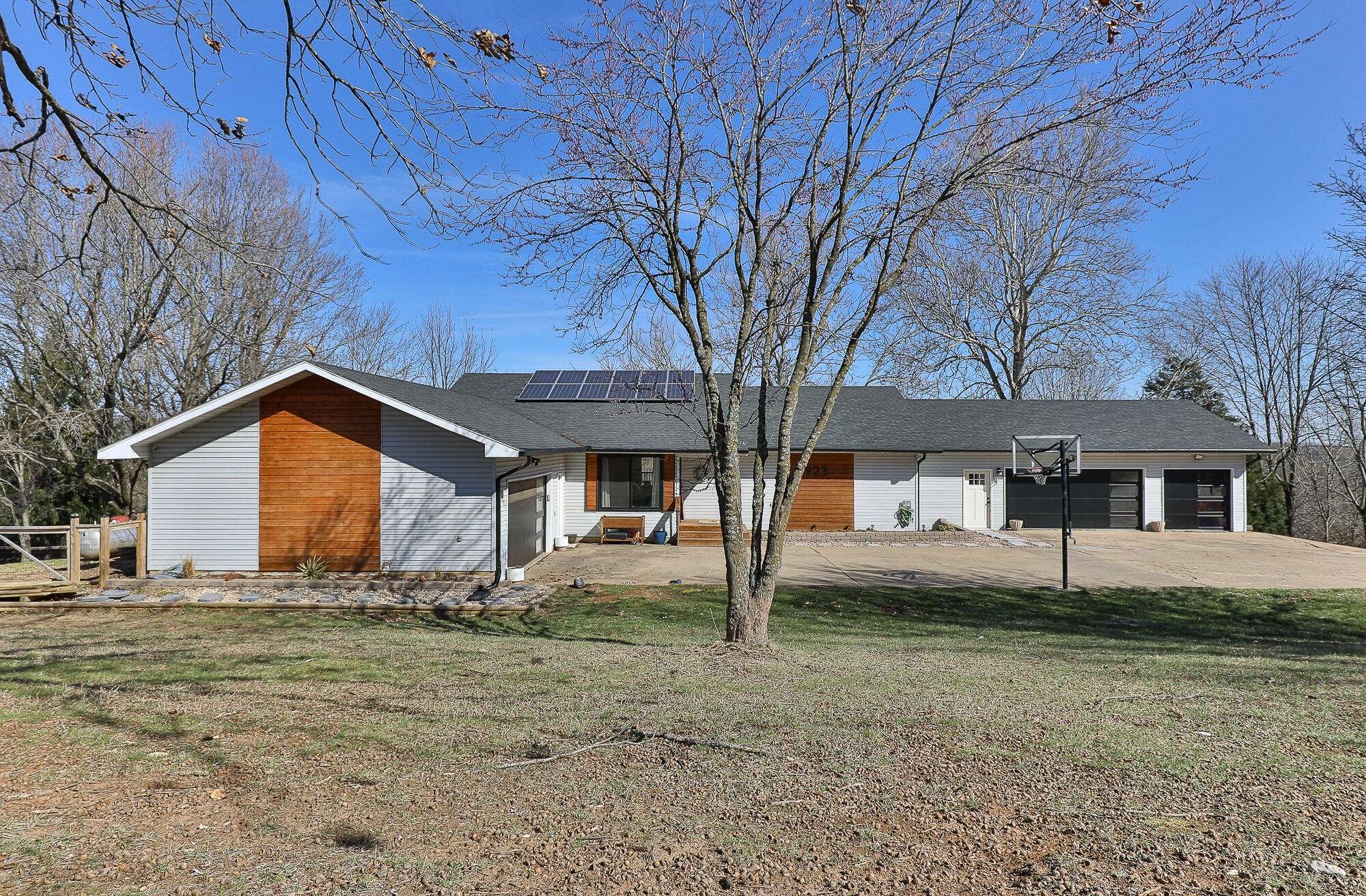 923 E 430th RD, Bolivar, MO 65613