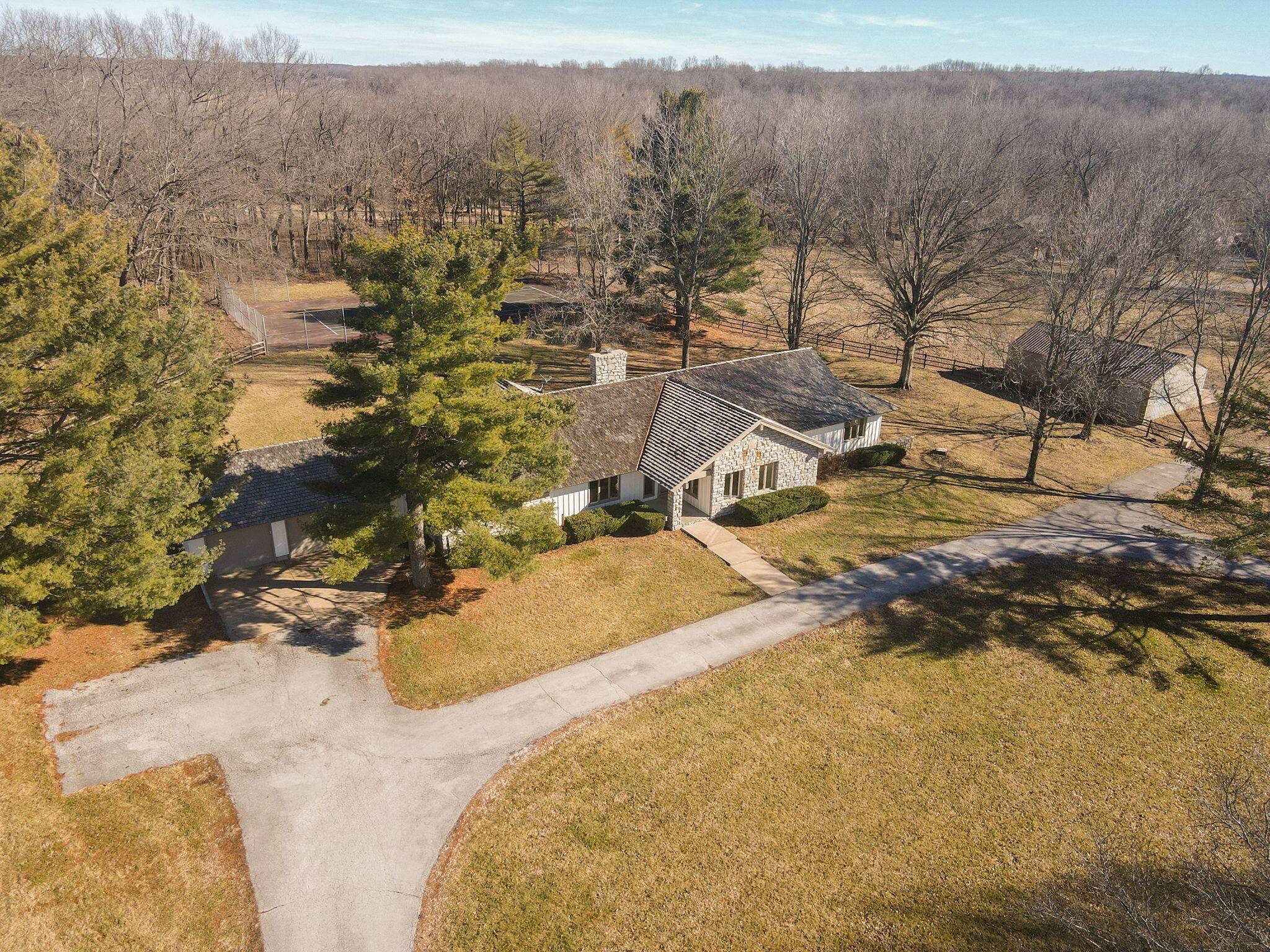 1950 S Farm Road 199, Springfield, MO 65809