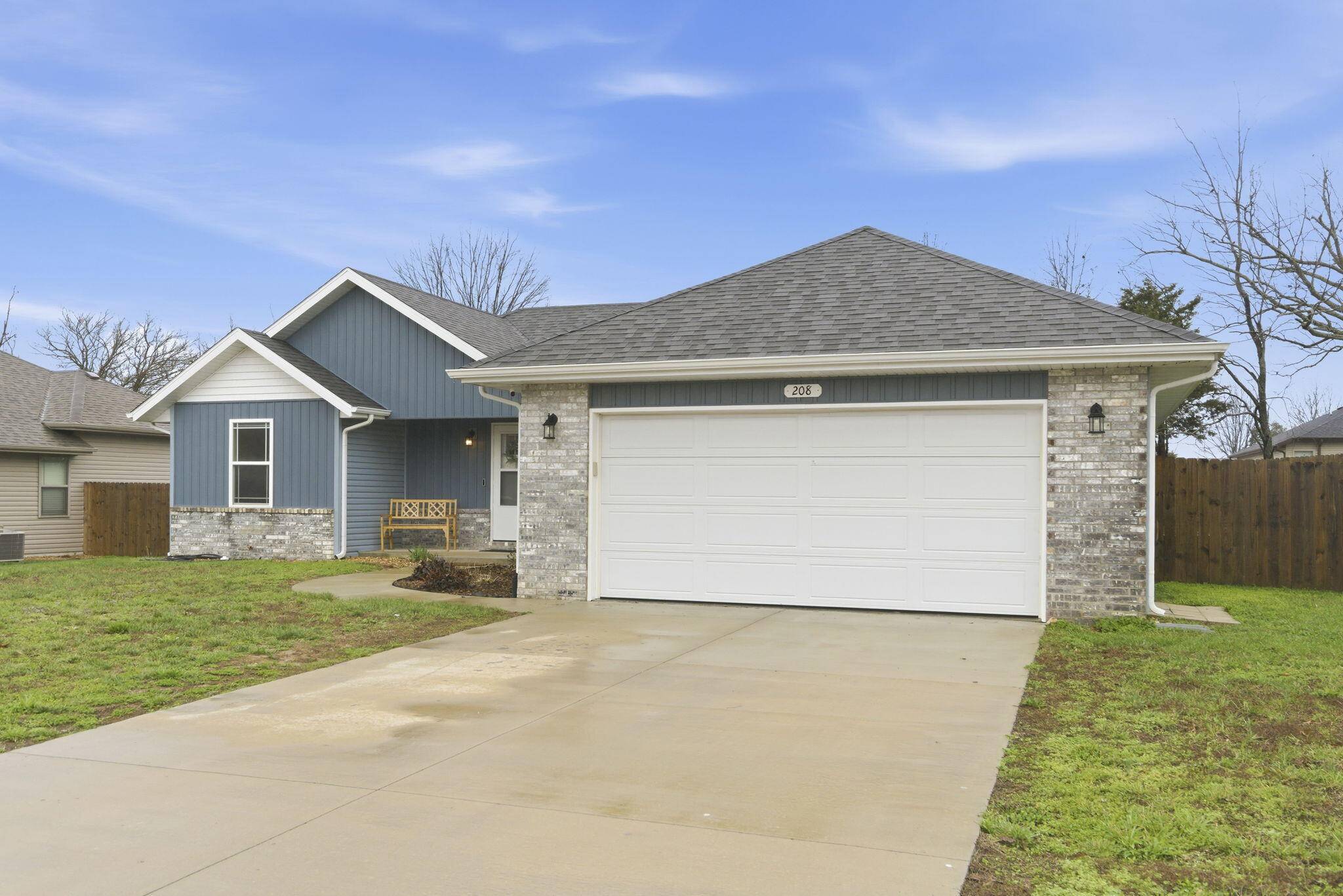 208 E Seminole ST, Strafford, MO 65757