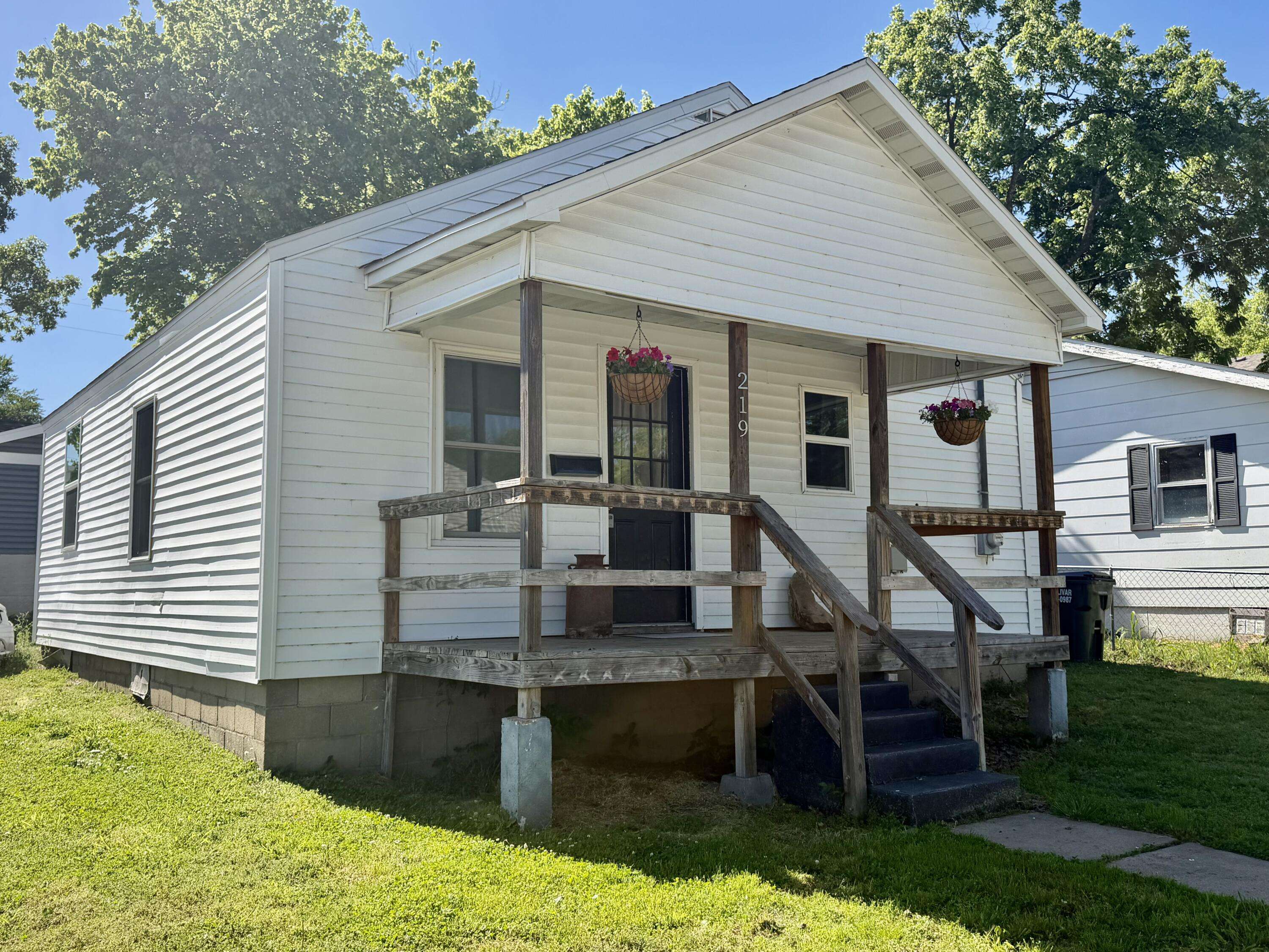 219 S Lillian AVE, Bolivar, MO 65613