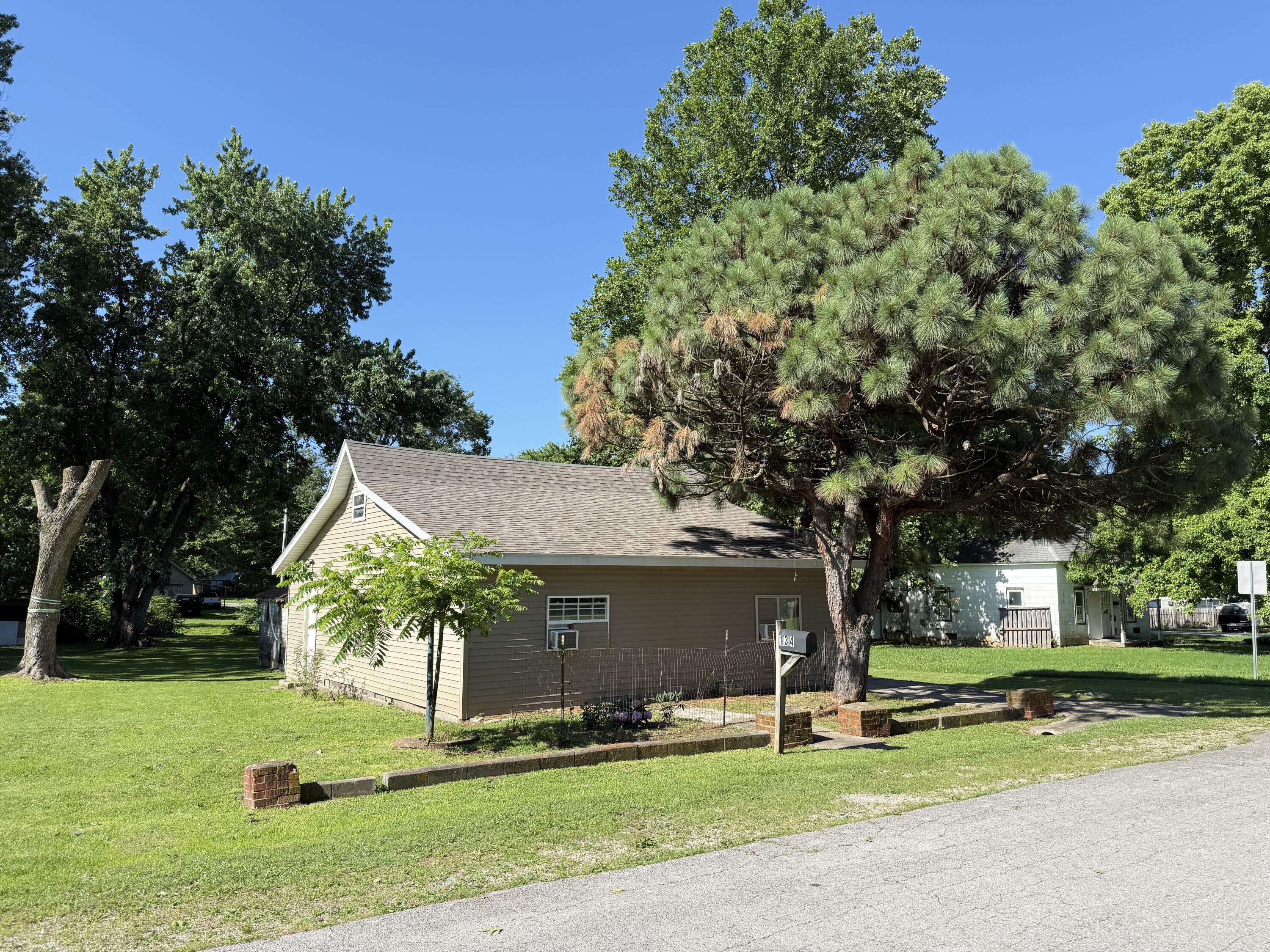 134 W Lee ST, Aurora, MO 65605
