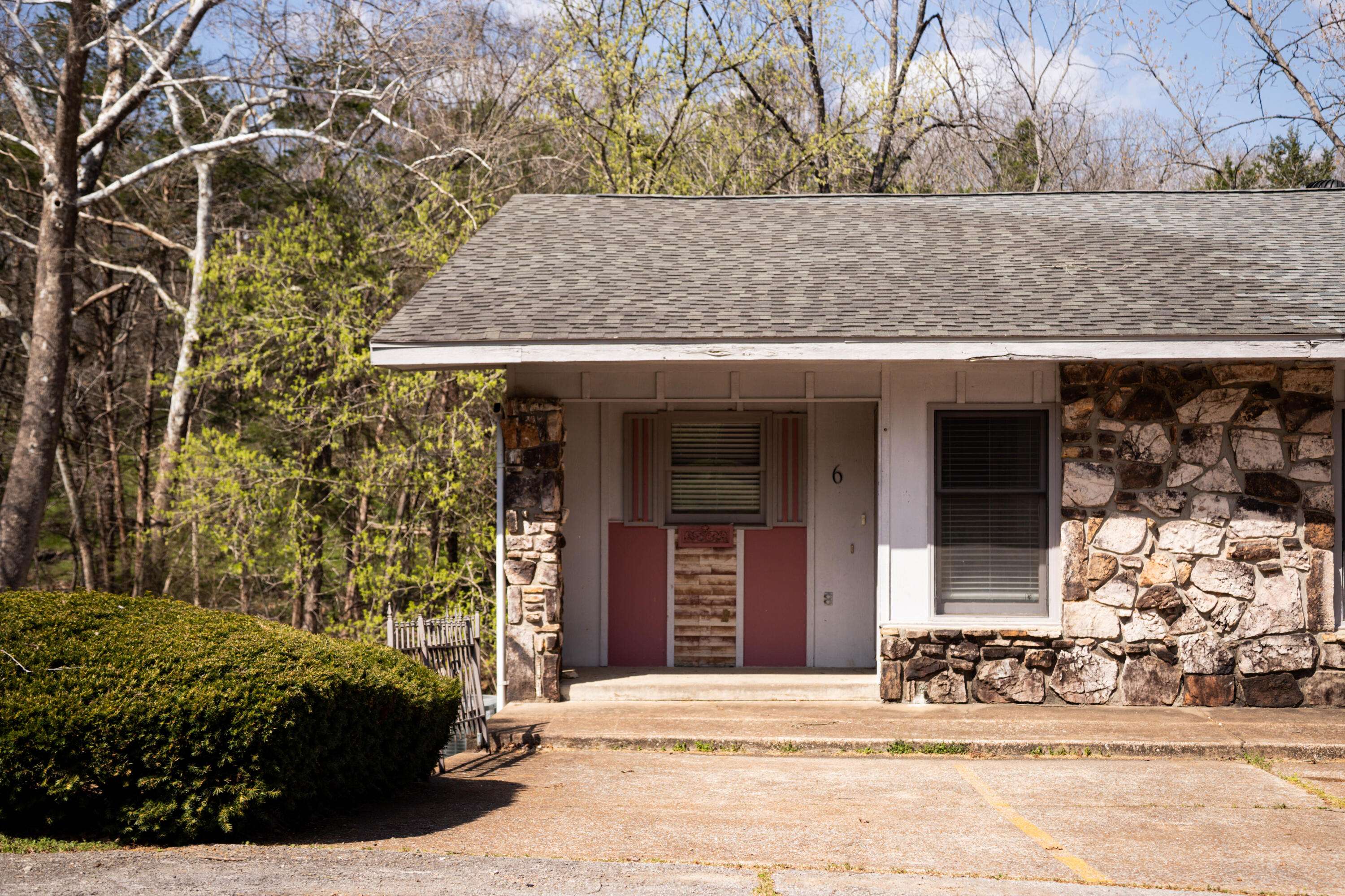 6 Akokisa DR, Cherokee Village, AR 72525