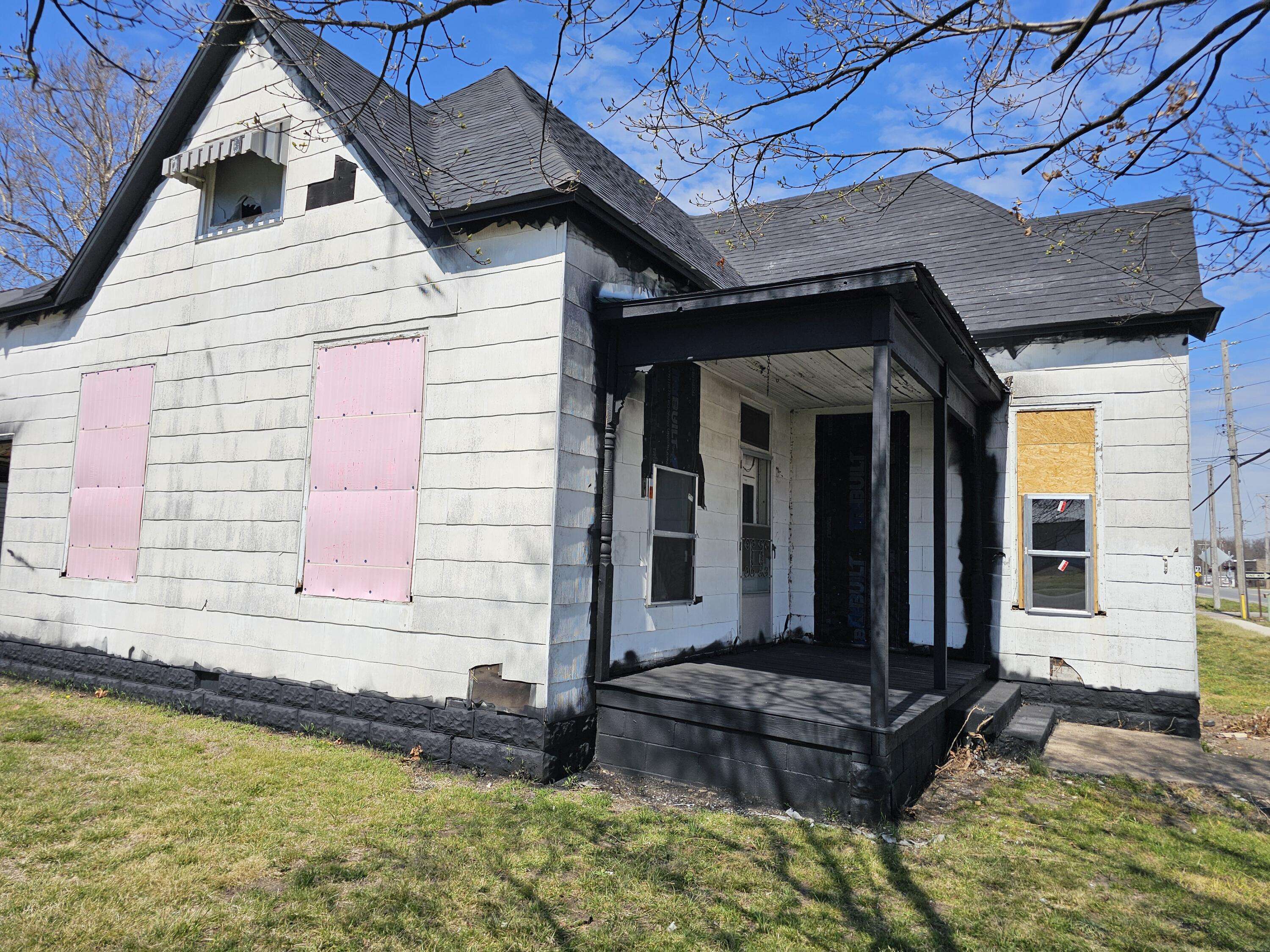 135 E Locust ST, Aurora, MO 65605
