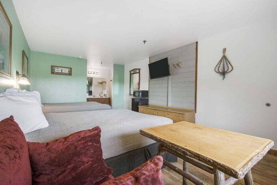 982 Indian Point RD #Block Of 5, Branson, MO 65616