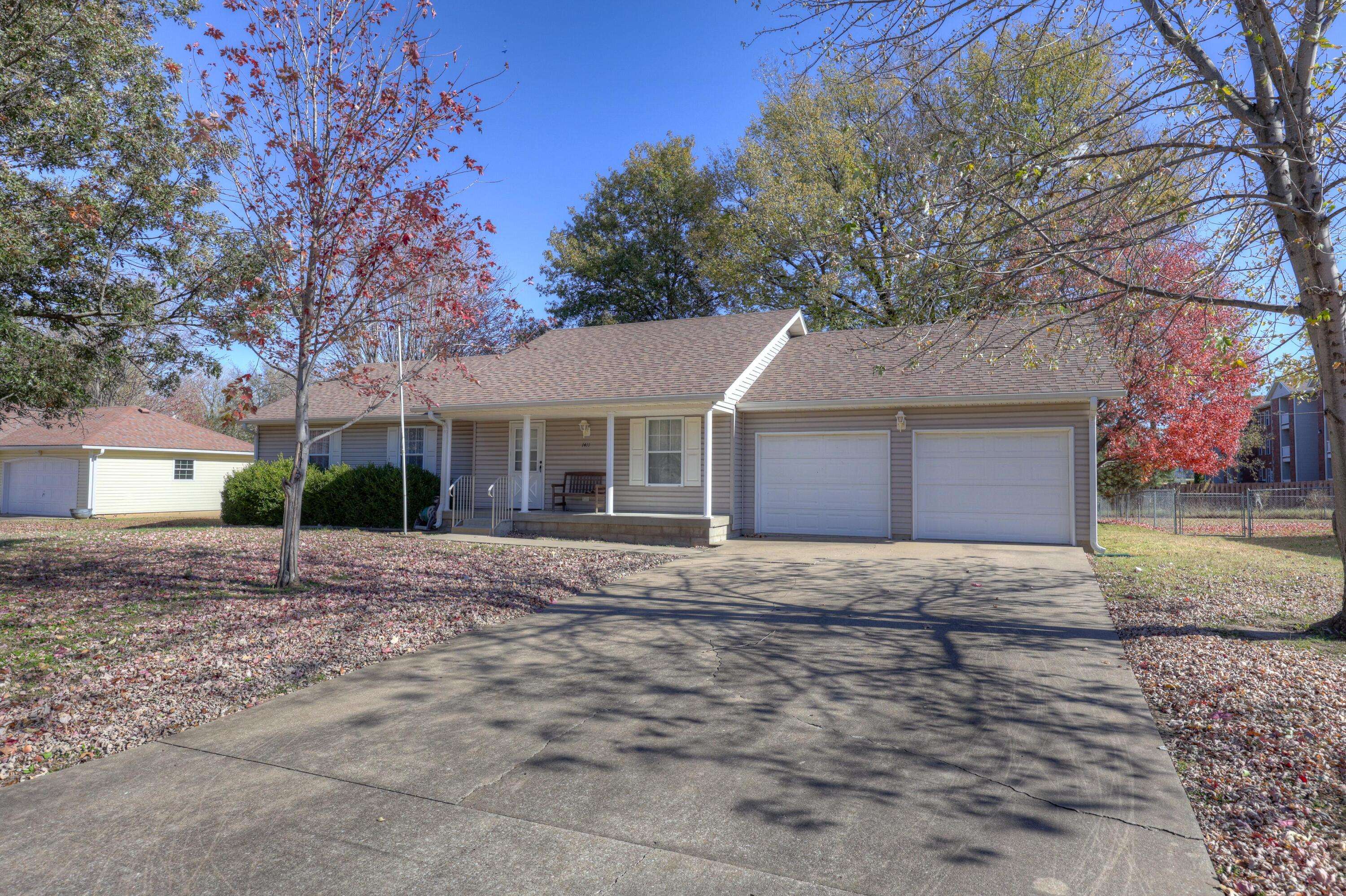 1411 Gold Stream DR, Webb City, MO 64870