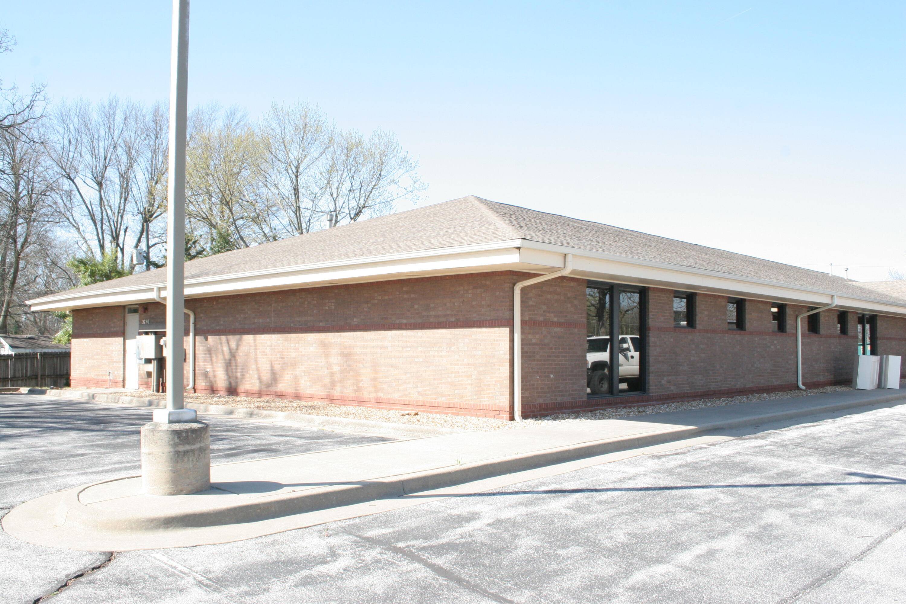 2734 E Sunshine ST, Springfield, MO 65804